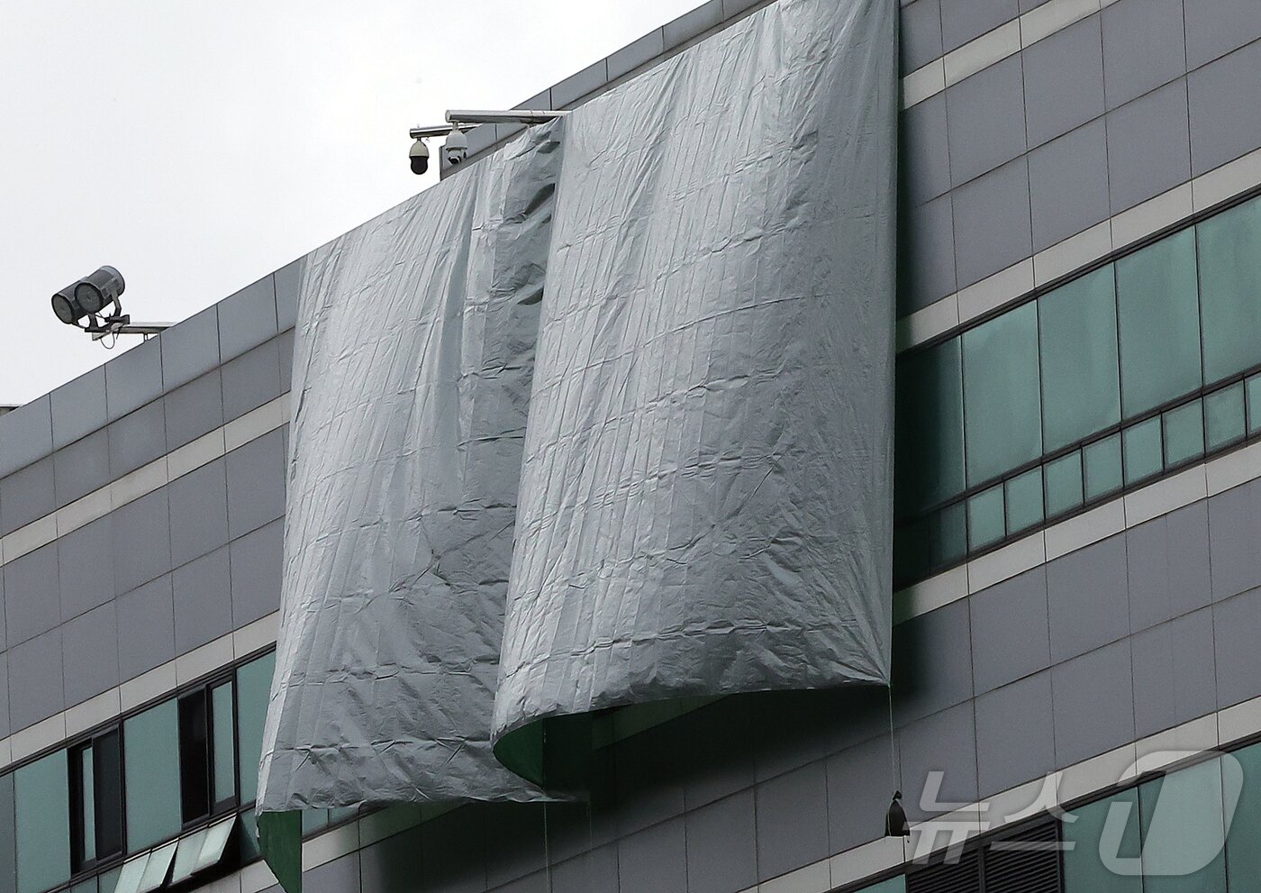 본문 이미지 - 28일 오전 화재가 발생했던 대전 유성구 국가정보자원관리원 화재현장이 아침 내린 많은 양의 비로 인해 대형 방수포로 가려져 있다. 전산 자원을 통합 관리하는 행정안전부 산하 국가정보자원관리원에서 지난 26일 오후 배터리 교체 작업 중 화재가 발생, 정부 온라인 서비스 70개가 마비됐다. 2025.9.28/뉴스1 ⓒ News1 김진환 기자