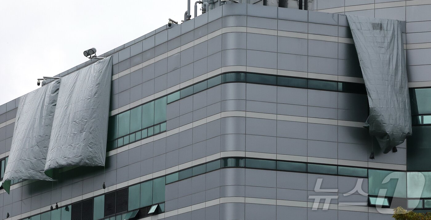 본문 이미지 - 28일 오전 화재가 발생했던 대전 유성구 국가정보자원관리원 화재현장이 아침 내린 많은 양의 비로 인해 대형 방수포로 가려져 있다. 전산 자원을 통합 관리하는 행정안전부 산하 국가정보자원관리원에서 지난 26일 오후 배터리 교체 작업 중 화재가 발생, 정부 온라인 서비스 70개가 마비됐다. 2025.9.28/뉴스1 ⓒ News1 김진환 기자