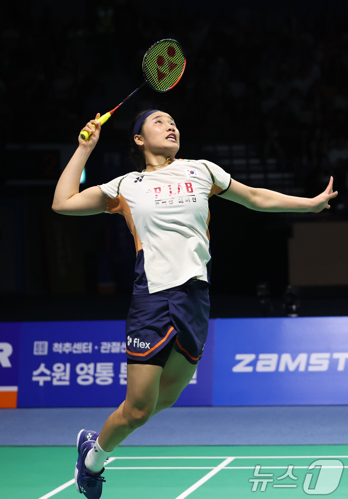 본문 이미지 - 안세영이 28일 경기 수원시 장안구 수원종합운동장에서 열린 &#39;2025 세계배드민턴연맹&#40;BWF&#41; 월드 투어 코리아오픈&#40;슈퍼 500&#41;&#39; 여자단식 일본 야마구치 아카네를 상대로 경기를 치르고 있다. 2025.9.28/뉴스1 ⓒ News1 김영운 기자