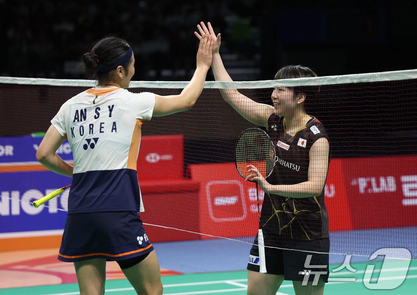 본문 이미지 - 안세영이 28일 경기 수원시 장안구 수원종합운동장에서 열린 '2025 세계배드민턴연맹(BWF) 월드 투어 코리아오픈(슈퍼 500)' 여자단식 결승전에서 준우승으로 경기를 마친 뒤 우승자 일본의 아마구치 아카네와 인사를 하고 있다 2025.9.28/뉴스1 ⓒ News1 김영운 기자