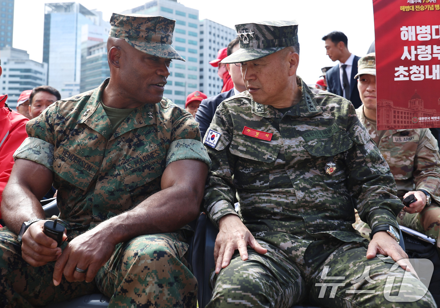 (서울=뉴스1) 구윤성 기자 = 주일석 해병대 사령관(오른쪽)과 앤서니 핸더슨 미 해병대 기획참모부장이 28일 오후 서울광장에서 열린 '2025 서울 안보 페스타&제75주년 서울수 …