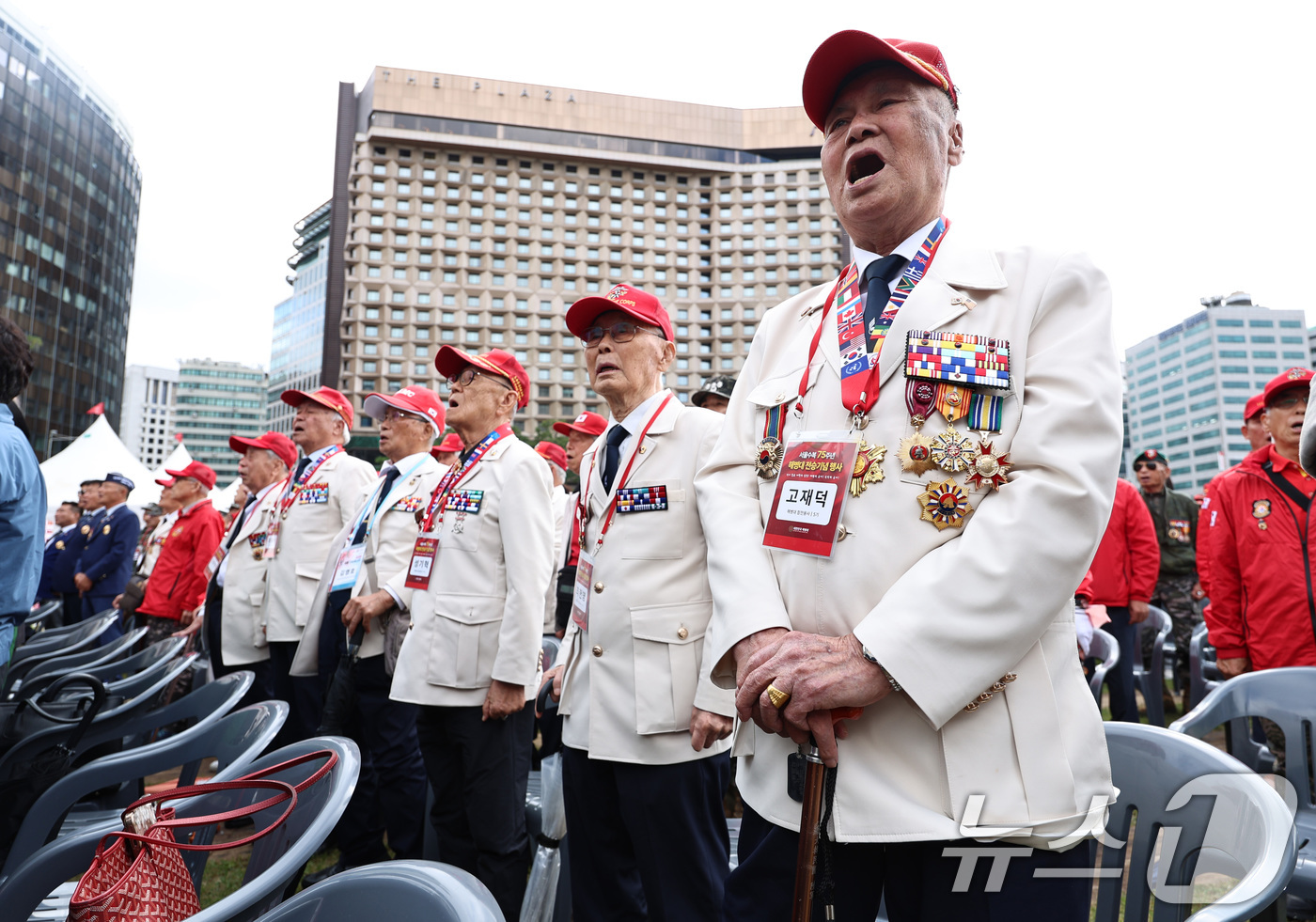 (서울=뉴스1) 구윤성 기자 = 28일 오후 서울광장에서 열린 '2025 서울 안보 페스타&제75주년 서울수복기념행사'에서 해병대 참전용사들이 애국가를 제창하고 있다. 2025.9 …