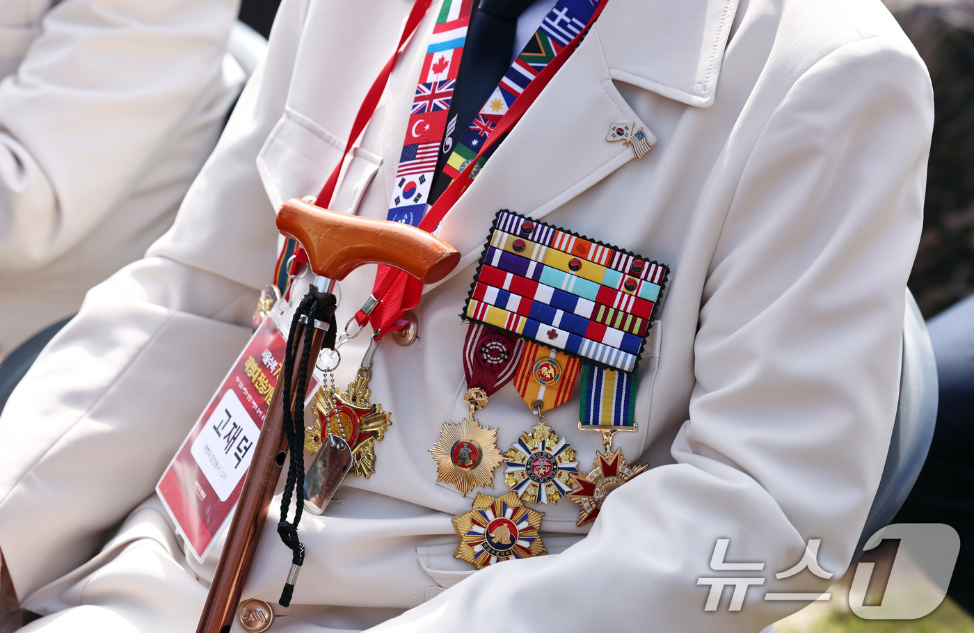(서울=뉴스1) 구윤성 기자 = 28일 오후 서울광장에서 열린 '2025 서울 안보 페스타&제75주년 서울수복기념행사'에서 6·25 참전용사인 고재덕 옹의 가슴에 흉장이 걸려 있다 …