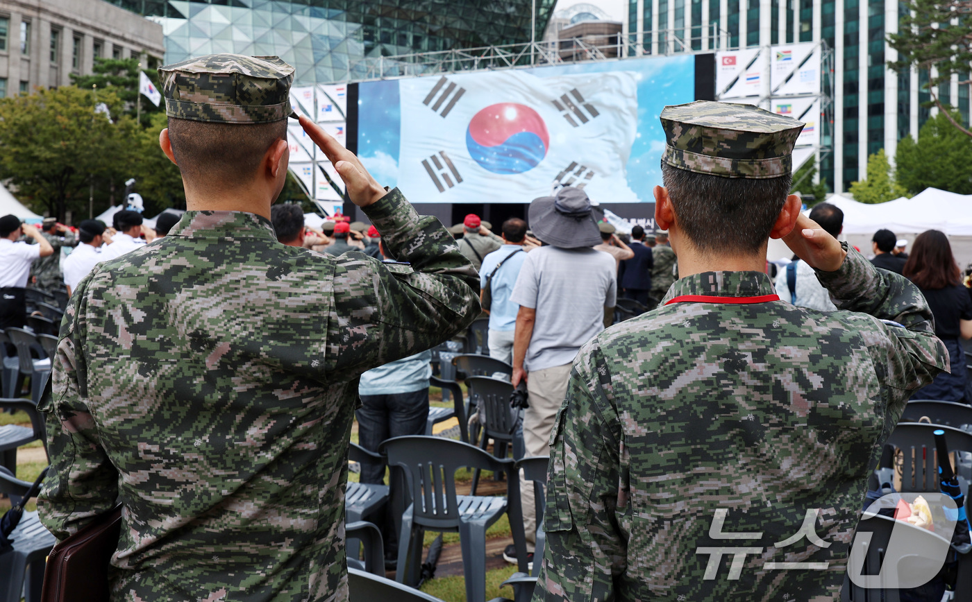 (서울=뉴스1) 구윤성 기자 = 28일 오후 서울광장에서 열린 '2025 서울 안보 페스타&제75주년 서울수복기념행사'에서 해병대 장병들이 국기에 대한 경례를 하고 있다. 2025 …