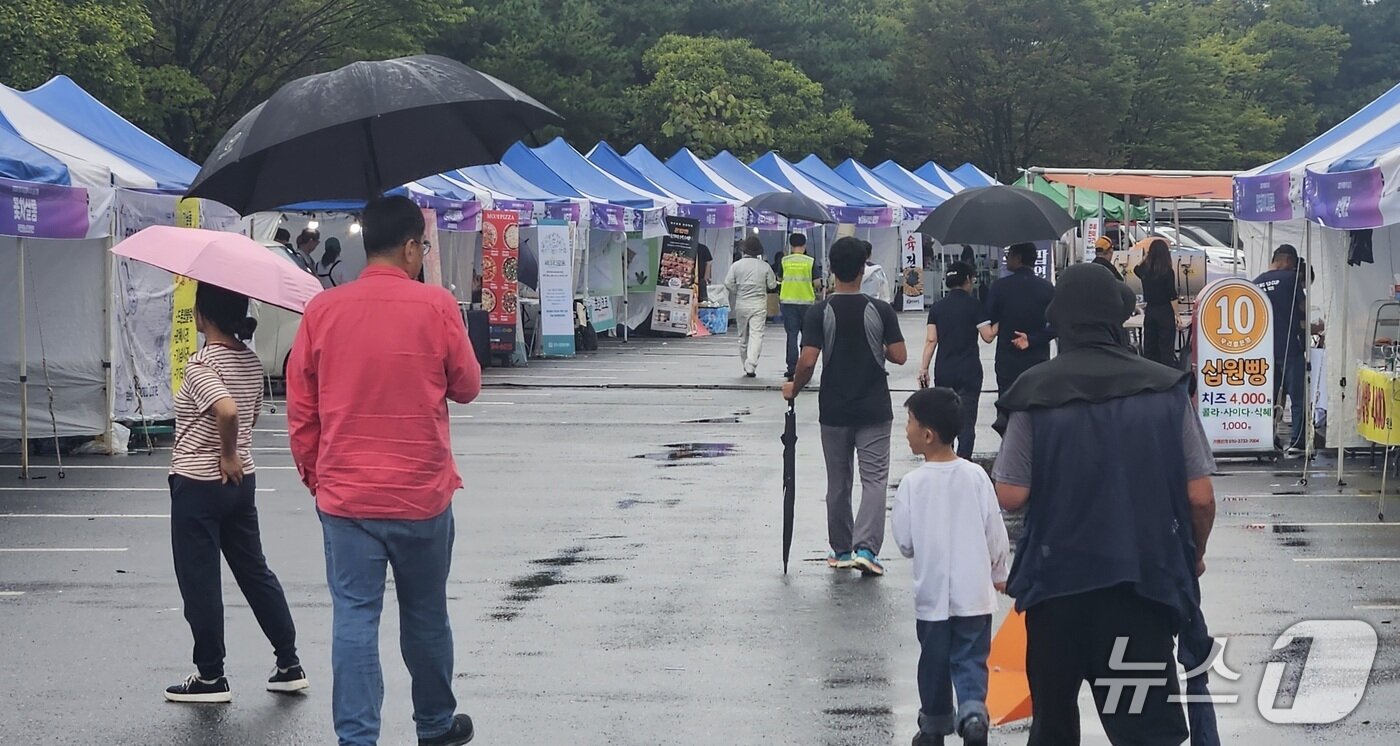 본문 이미지 - 전주드론축구월드컵 마지막 날인 28일 전주월드컵경기장 광장 일대에서 관람객들이 푸드트럭과 체험부스를 돌아다니고 있다. 2025.9.28/뉴스1 신준수 기자