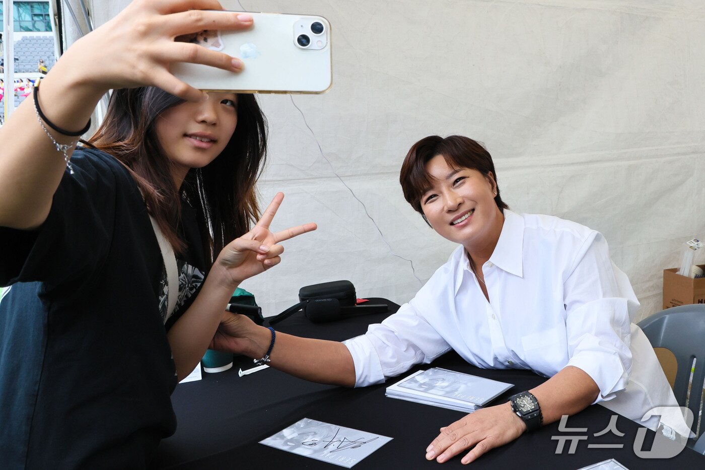 본문 이미지 - 박세리 전 국가대표 골프팀 감독이 사인회에서 팬과 셀카를 찍고 있는 모습.&#40;용인시 제공&#41;