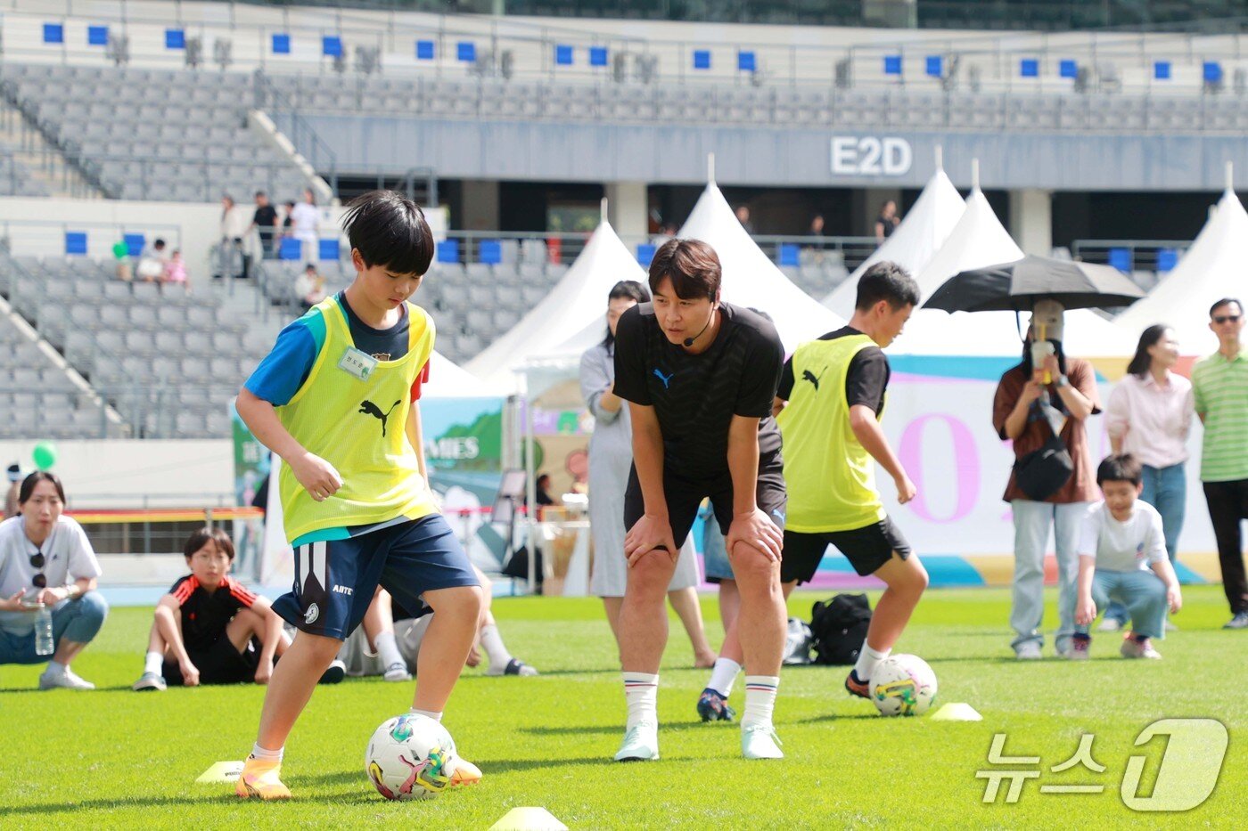 본문 이미지 - 이동국 용인FC&#40;가칭&#41; 전력강화실장이 원포인트 레슨을 하고 있는 모습.&#40;용인시 제공&#41;