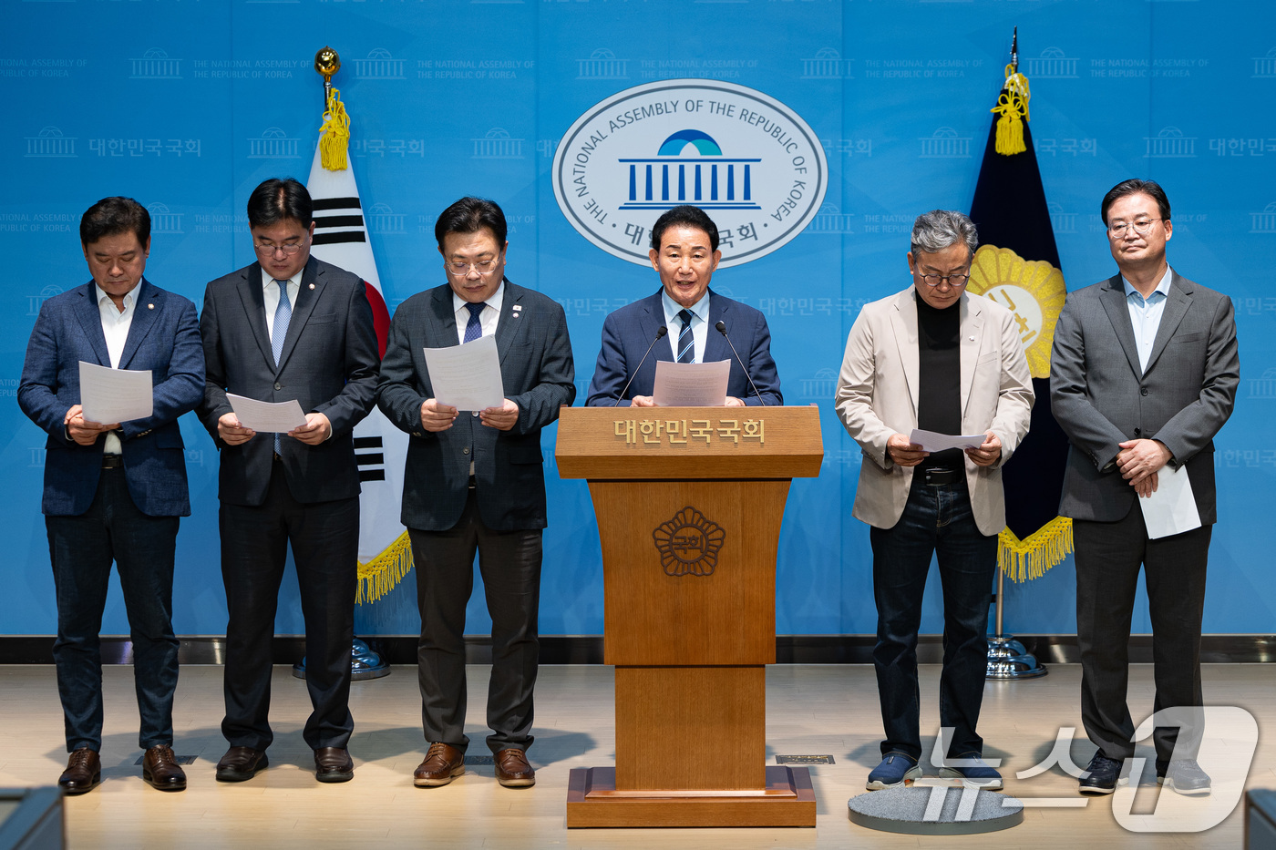 (서울=뉴스1) 유승관 기자 = 국회 국토교통위원회 더불어민주당 위원들이 28일 서울 여의도 국회 소통관에서 김정재 국민의힘 의원 의원직 사퇴 촉구 기자회견을 하고 있다.지난 25 …