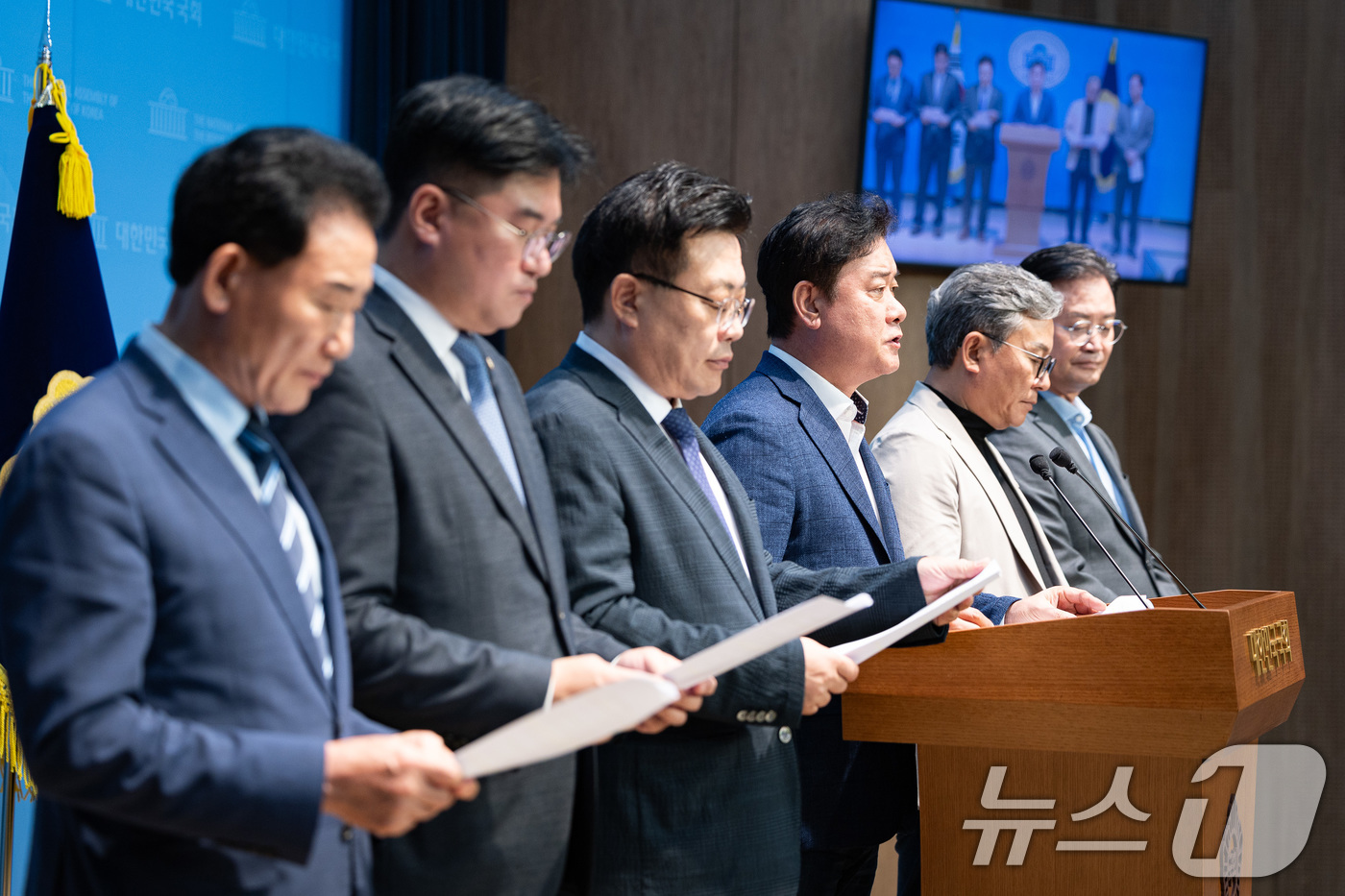 (서울=뉴스1) 유승관 기자 = 국회 국토교통위원회 더불어민주당 위원들이 28일 서울 여의도 국회 소통관에서 김정재 국민의힘 의원 의원직 사퇴 촉구 기자회견을 하고 있다.지난 25 …