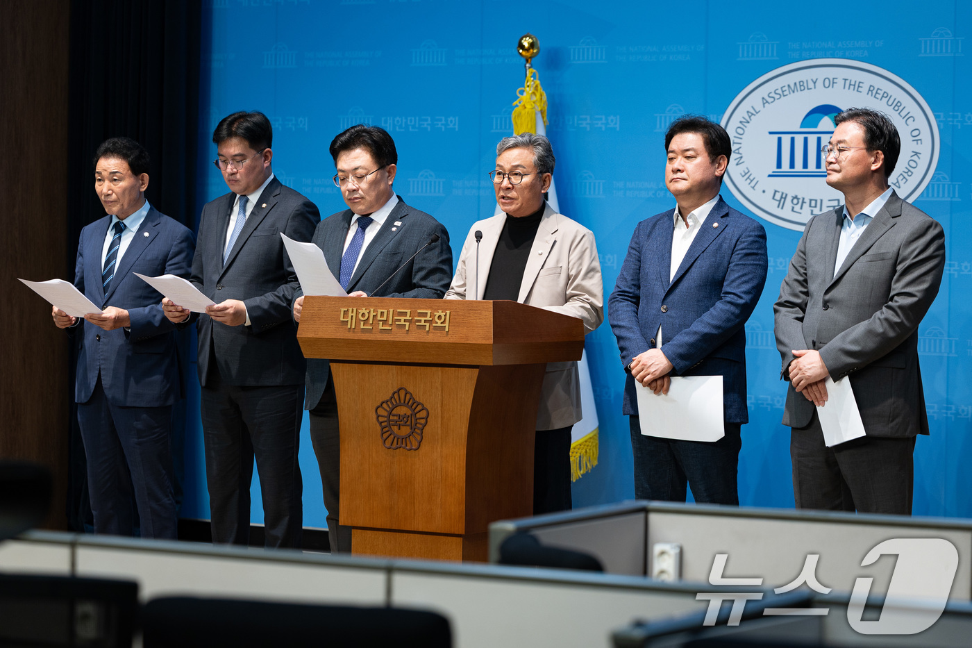 (서울=뉴스1) 유승관 기자 = 국회 국토교통위원회 더불어민주당 위원들이 28일 서울 여의도 국회 소통관에서 김정재 국민의힘 의원 의원직 사퇴 촉구 기자회견을 하고 있다.지난 25 …