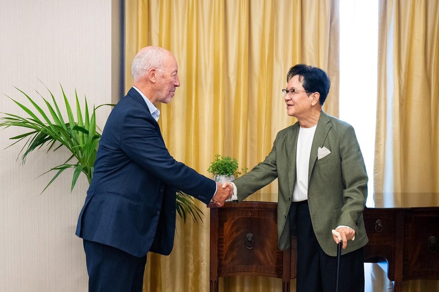 본문 이미지 - 이재현 CJ그룹 회장이 영국 런던에서 스포츠 마케팅 전문가 마이클 페인 대표를 만나 악수를 나누고 있다.&#40;CJ그룹 제공&#41;