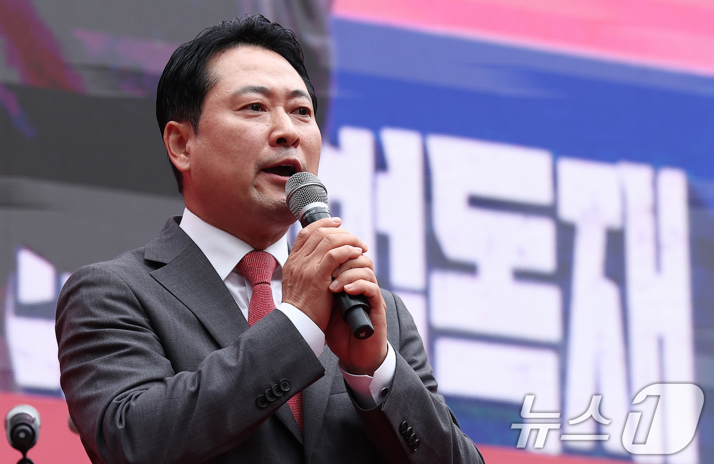 (서울=뉴스1) 김성진 기자 = 장동혁 국민의힘 대표가 28일 서울 중구 시청역 인근에서 열린 사법파괴·입법독재 국민 규탄대회에서 대국민 연설을 하고 있다. 2025.9.28/뉴스 …