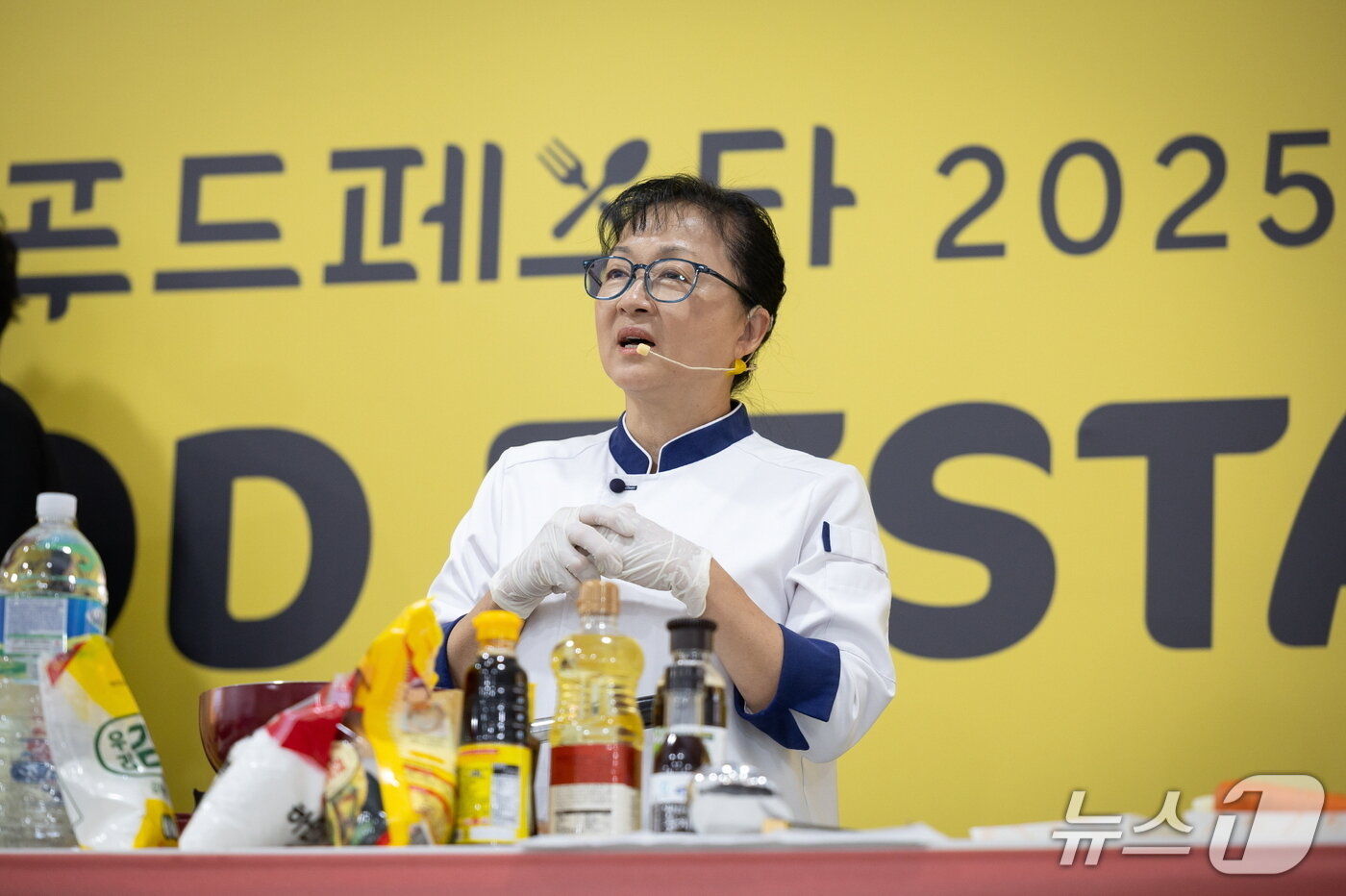 본문 이미지 - 이미영 셰프가 &#39;NS 푸드페스타 2025 in 익산&#39;에서 쿠킹쇼를 하고 있다.&#40;익산시 제공. 재판매 및 DB 금지&#41;