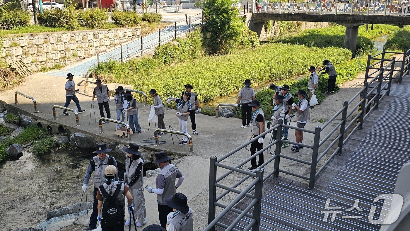 본문 이미지 - 환경실천연합회 강원본부 춘천지회가 지난 27일 춘천시 동면 KCC아파트 앞 만천천부터 후평동 버스 종점까지 이어지는 구간에서 &#39;제1회 환경정화 실천 캠페인&#39;에 나섰다. &#40;환경실천연합회 강원본부 춘천지회 제공. 재판매 및 DB금지&#41; 2025.9.28/뉴스1