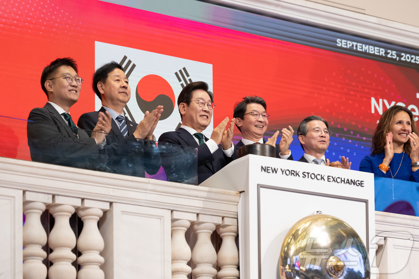 (서울=뉴스1) 이재명 기자 = 이재명 대통령이 25일(현지시간) 미국 뉴욕 증권거래소를 방문해 개장 벨을 타종한 뒤 참석자들과 박수치고 있다.왼쪽부터 김남준 대통령실 제1부속실장 …