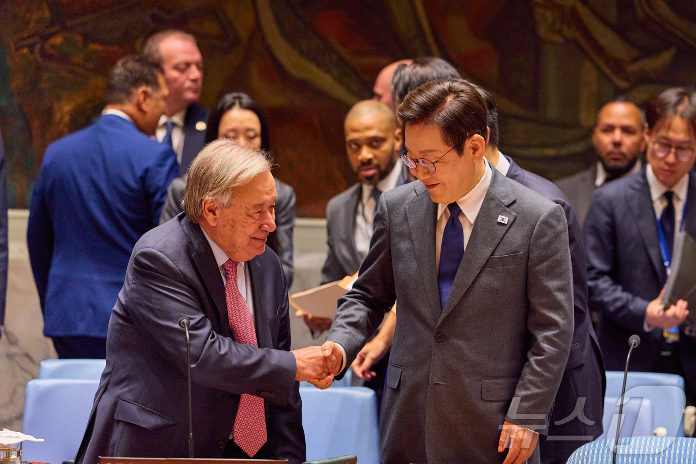 (서울=뉴스1) 이재명 기자 = 이재명 대통령이 24일(현지시간) 미국 뉴욕 유엔본부에서 열린 안전보장이사회에서 의장 자격으로 공개 토의를 주재하기 전 안토니우 구테흐스 사무총장과 …