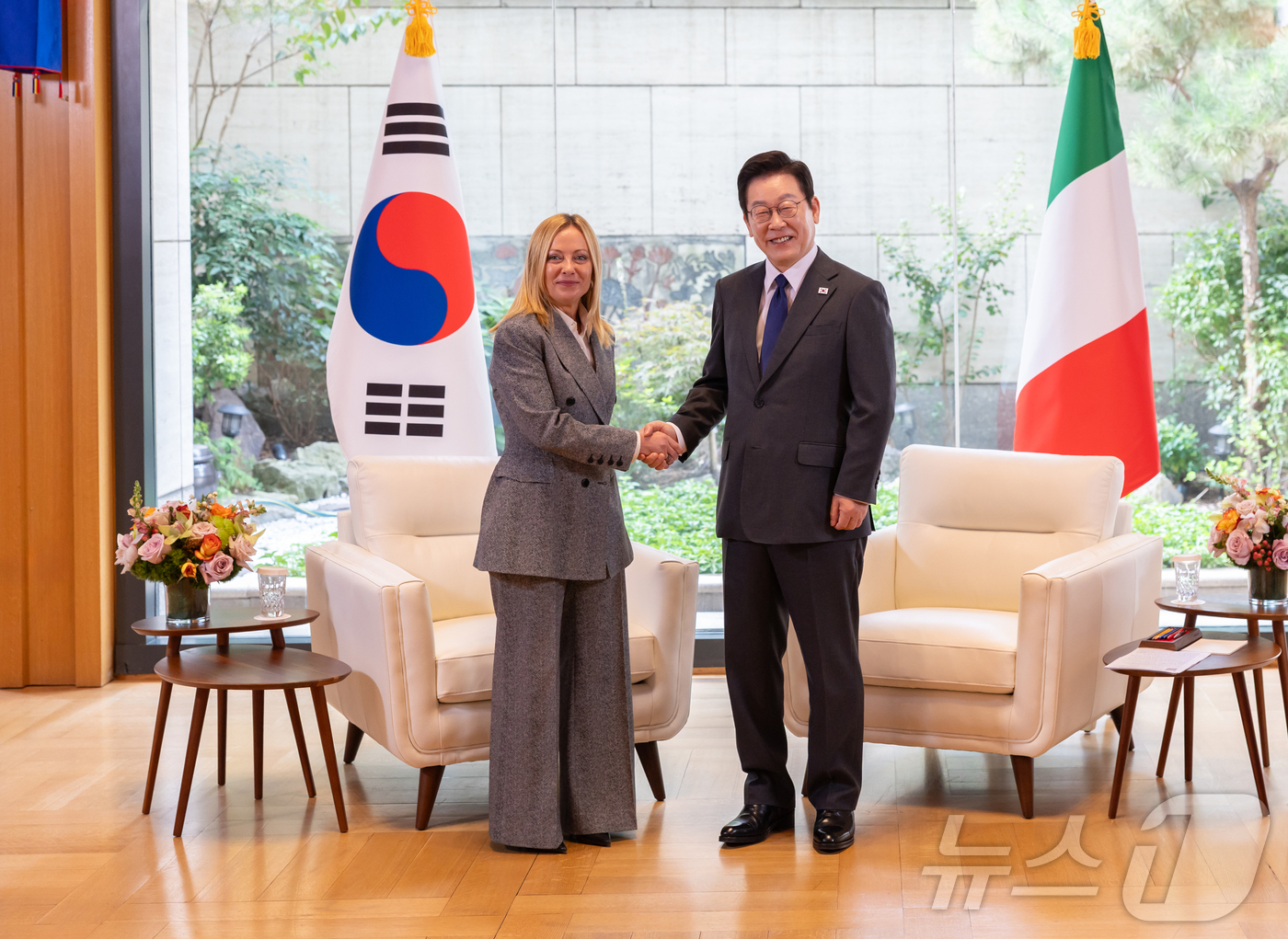 (서울=뉴스1) 이재명 기자 = 이재명 대통령과 조르자 멜로니 이탈리아 총리가 24일(현지시간) 미국 뉴욕 주유엔 대한민국 대표부에서 한·이탈리아 정상회담에 앞서 인사하고 있다. …