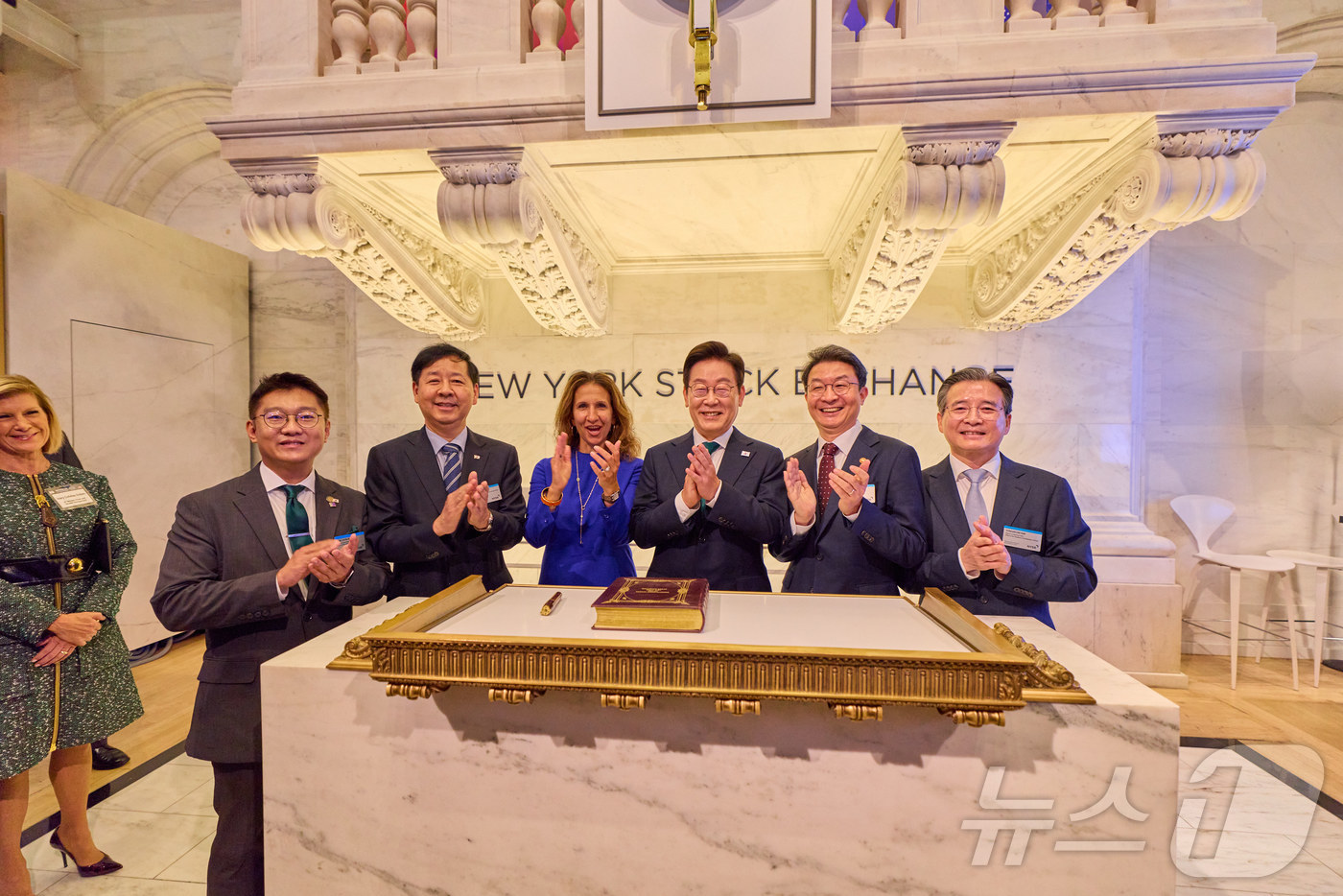 (서울=뉴스1) 이재명 기자 = 이재명 대통령이 25일(현지시간) 미국 뉴욕 증권거래소를 방문해 참석자들과 기념촬영을 하고 있다. (대통령실 제공. 재판매 및 DB 금지) 2025 …