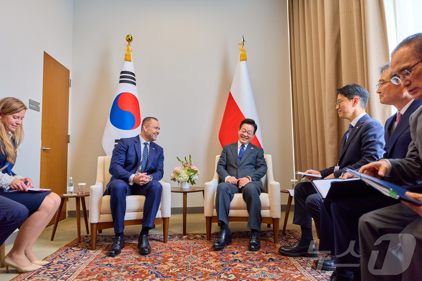 (서울=뉴스1) 이재명 기자 = 이재명 대통령과 카롤 나브로츠키 폴란드 대통령이 24일(현지시간) 미국 뉴욕 유엔본부에서 한·폴란드 정상회담을 하고 있다. (대통령실 제공. 재판매 …