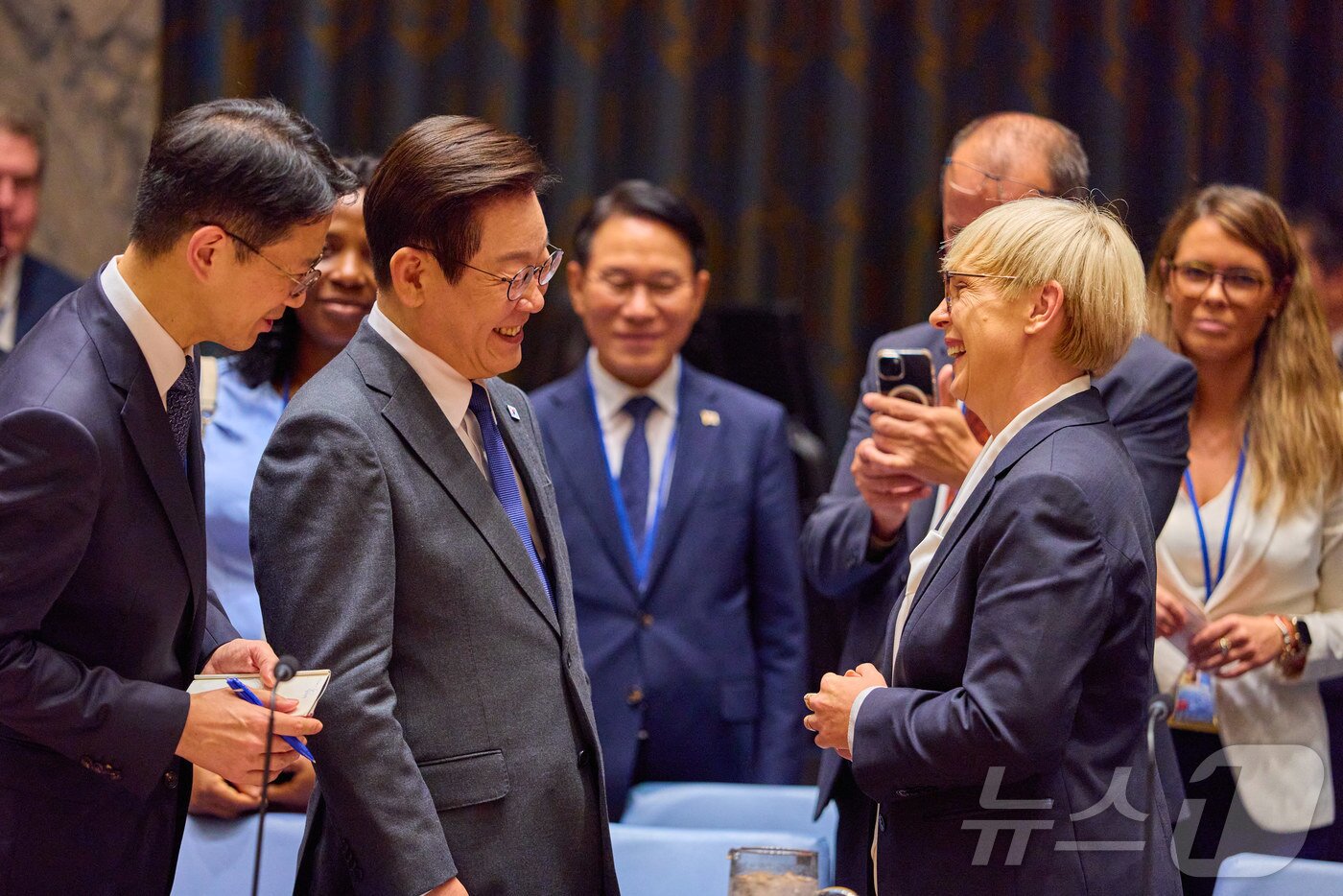 President Lee Jae Myung is seen conversing before presiding over an open debate as chair at the United Nations &#40;UN&#41; Security Council meeting held at the UN Headquarters in New York, U.S., on September 24 &#40;Provided by the Presidential Office of South Korea&#41; 2025.9.28 / News1