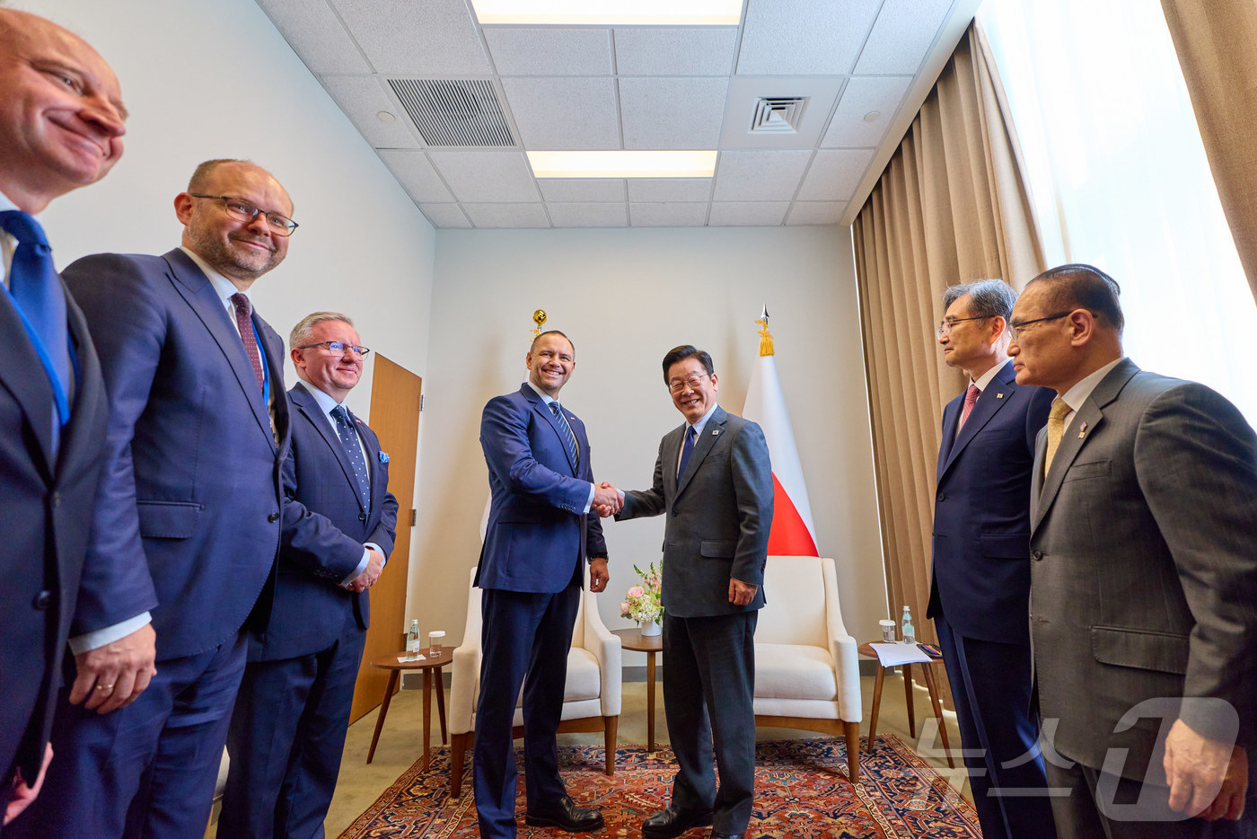 (서울=뉴스1) 이재명 기자 = 이재명 대통령과 카롤 나브로츠키 폴란드 대통령이 24일(현지시간) 미국 뉴욕 유엔본부에서 한·폴란드 정상회담에 앞서 악수하고 있다. (대통령실 제공 …