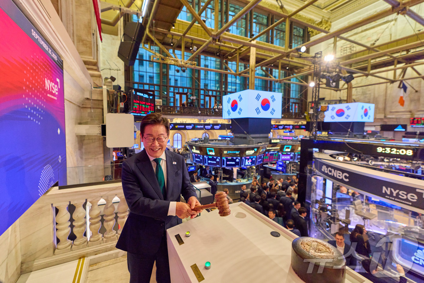 (서울=뉴스1) 이재명 기자 = 이재명 대통령이 25일(현지시간) 미국 뉴욕 증권거래소를 방문해 개장 벨 앞에서 기념촬영을 하고 있다. (대통령실 제공. 재판매 및 DB 금지) 2 …