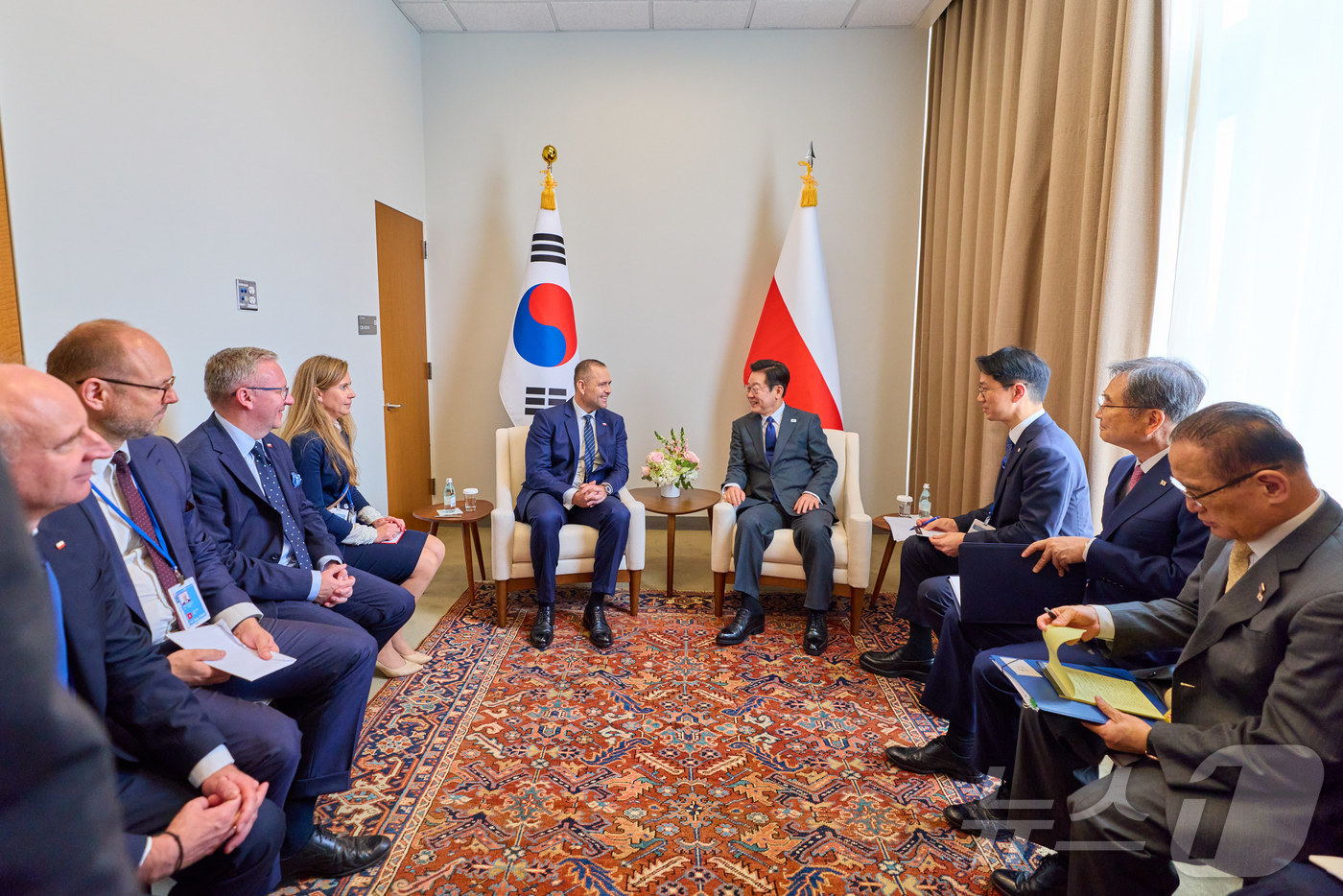 (서울=뉴스1) 이재명 기자 = 이재명 대통령과 카롤 나브로츠키 폴란드 대통령이 24일(현지시간) 미국 뉴욕 유엔본부에서 한·폴란드 정상회담을 하고 있다. (대통령실 제공. 재판매 …