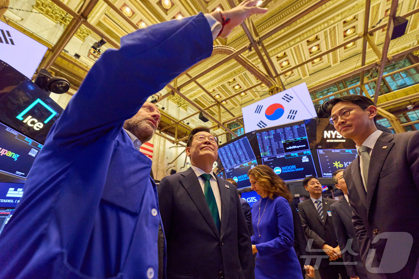 (서울=뉴스1) 이재명 기자 = 이재명 대통령이 25일(현지시간) 미국 뉴욕 증권거래소를 방문해 관계자로부터 설명을 듣고 있다. (대통령실 제공. 재판매 및 DB 금지) 2025. …