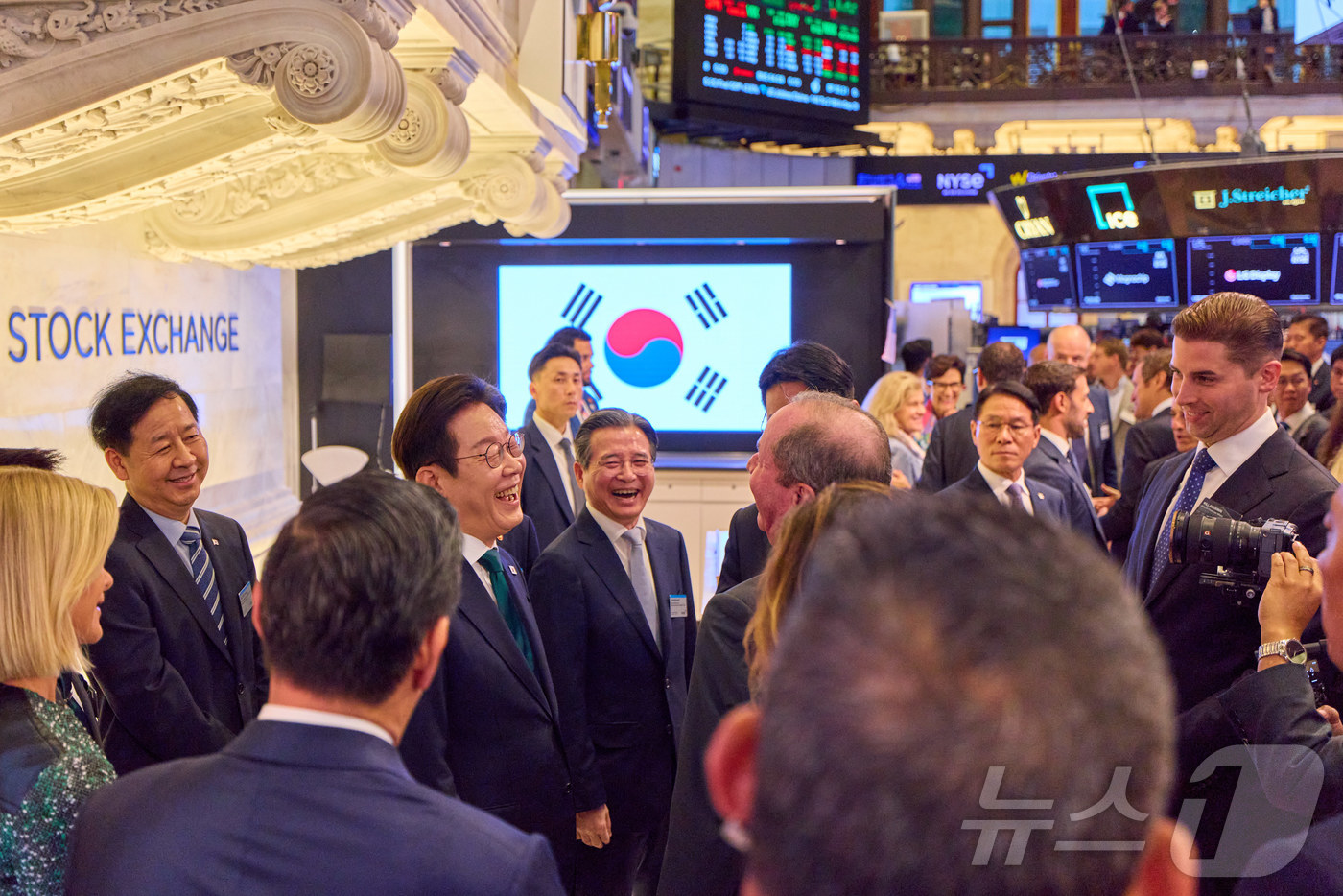 (서울=뉴스1) 이재명 기자 = 이재명 대통령이 25일(현지시간) 미국 뉴욕 증권거래소를 방문해 관계자들과 대화를 하고 있다. (대통령실 제공. 재판매 및 DB 금지) 2025.9 …