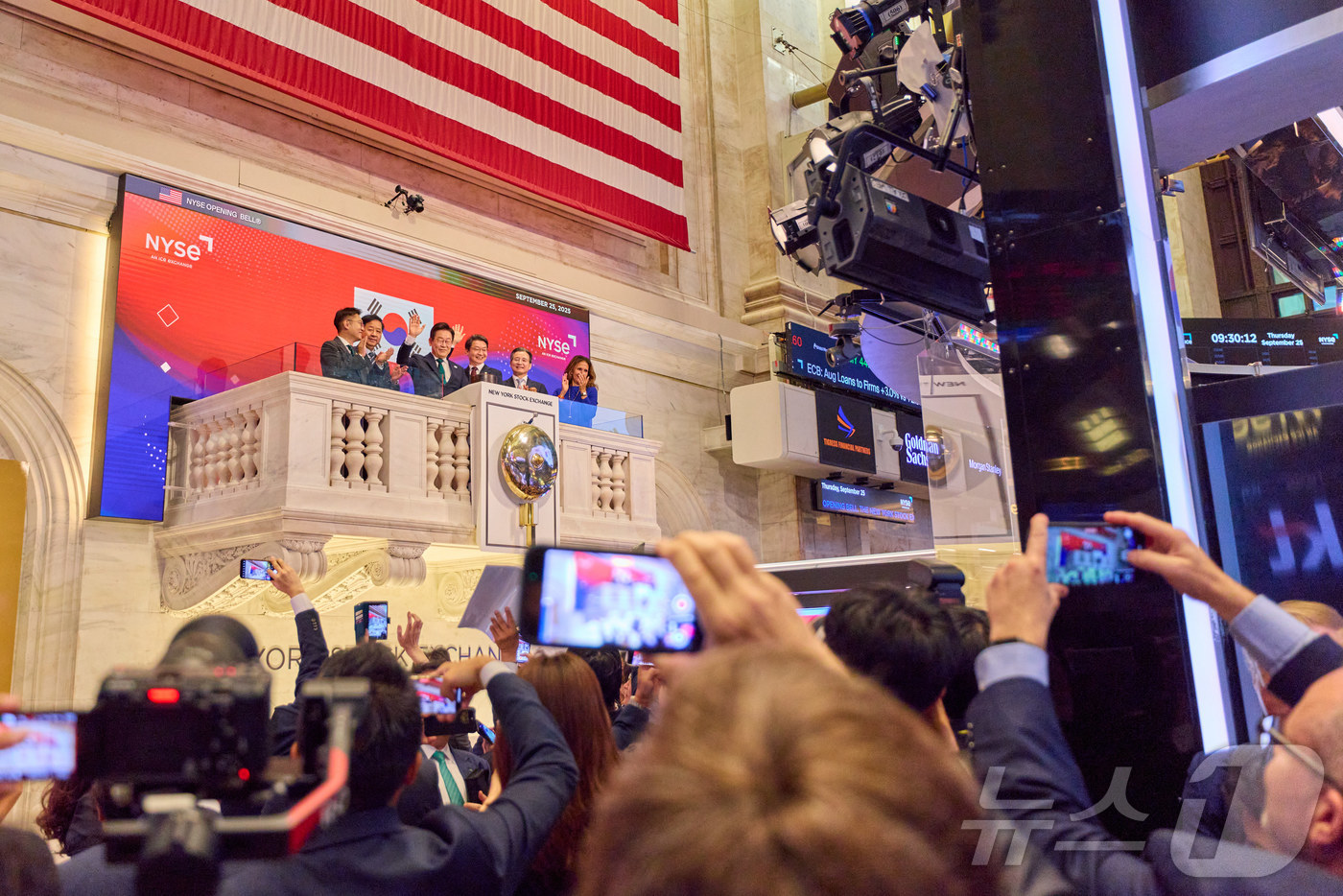 (서울=뉴스1) 이재명 기자 = 이재명 대통령이 25일(현지시간) 미국 뉴욕 증권거래소를 방문해 개장 벨을 타종하고 기념촬영을 하고 있다. (대통령실 제공. 재판매 및 DB 금지) …