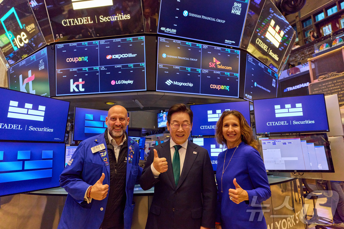 (서울=뉴스1) 이재명 기자 = 이재명 대통령이 25일(현지시간) 미국 뉴욕 증권거래소를 방문해 린 마틴 뉴욕 증권거래소 회장과 기념촬영을 하고 있다. (대통령실 제공. 재판매 및 …