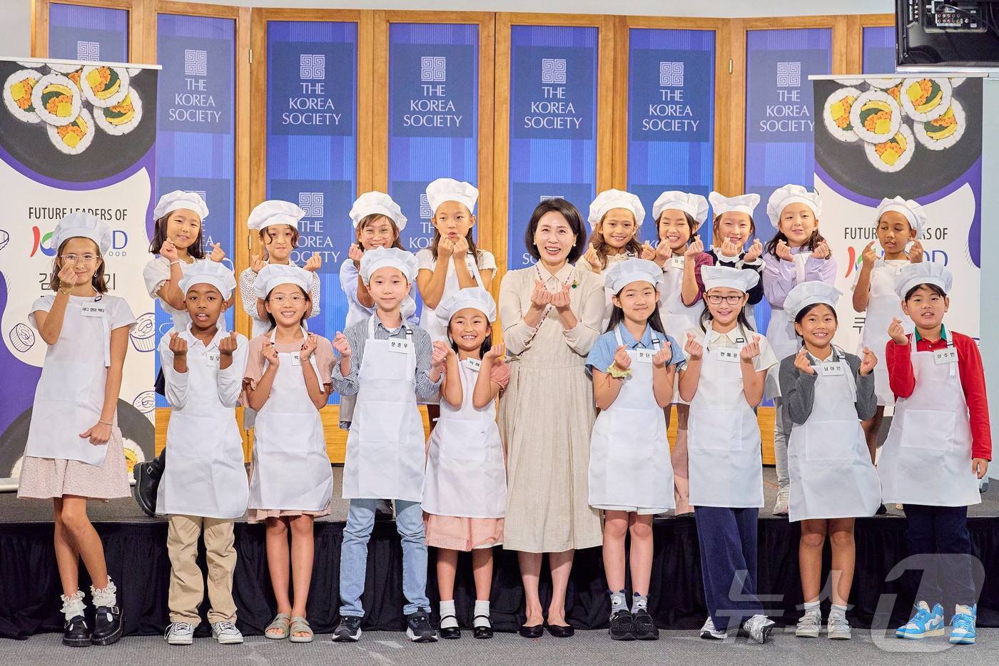 (서울=뉴스1) 이재명 기자 = 김혜경 여사가 24일(현지시간) 미국 뉴욕코리아 소사이어티에서 열린 동포 미래세대 대상 한식 요리교실에서 참석한 어린이들과 기념촬영을 하고 있다. …