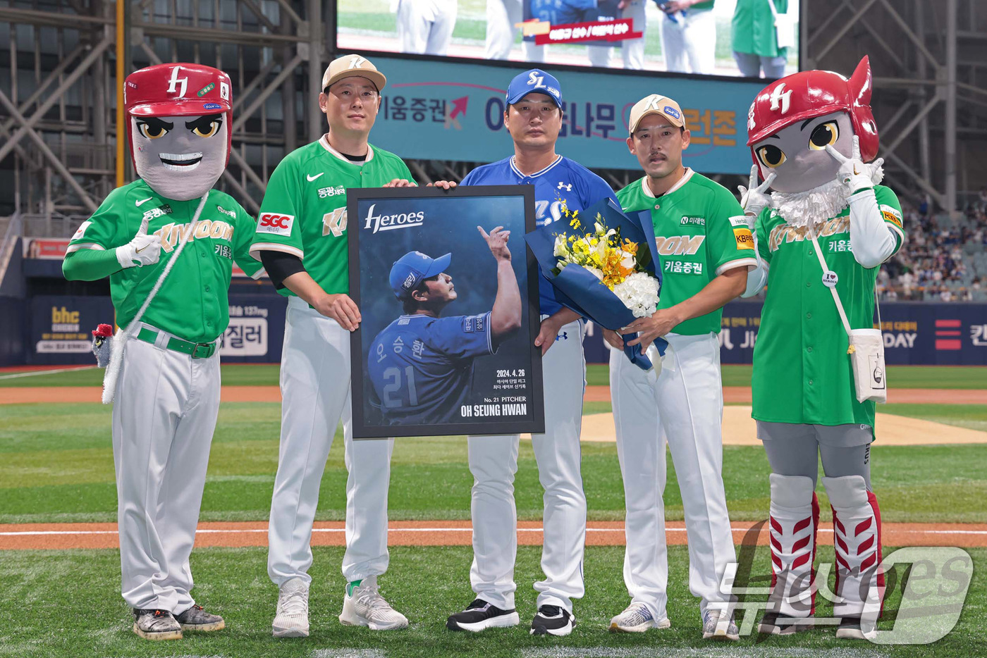 (서울=뉴스1) 박지혜 기자 = 키움 구단이 28일 서울 고척스카이돔에서 열린 삼성 라이온즈전에 앞서 은퇴 투어중인 오승환에게 액자와 꽃다발을 전달하고 있다.이날 행사에서 키움은 …