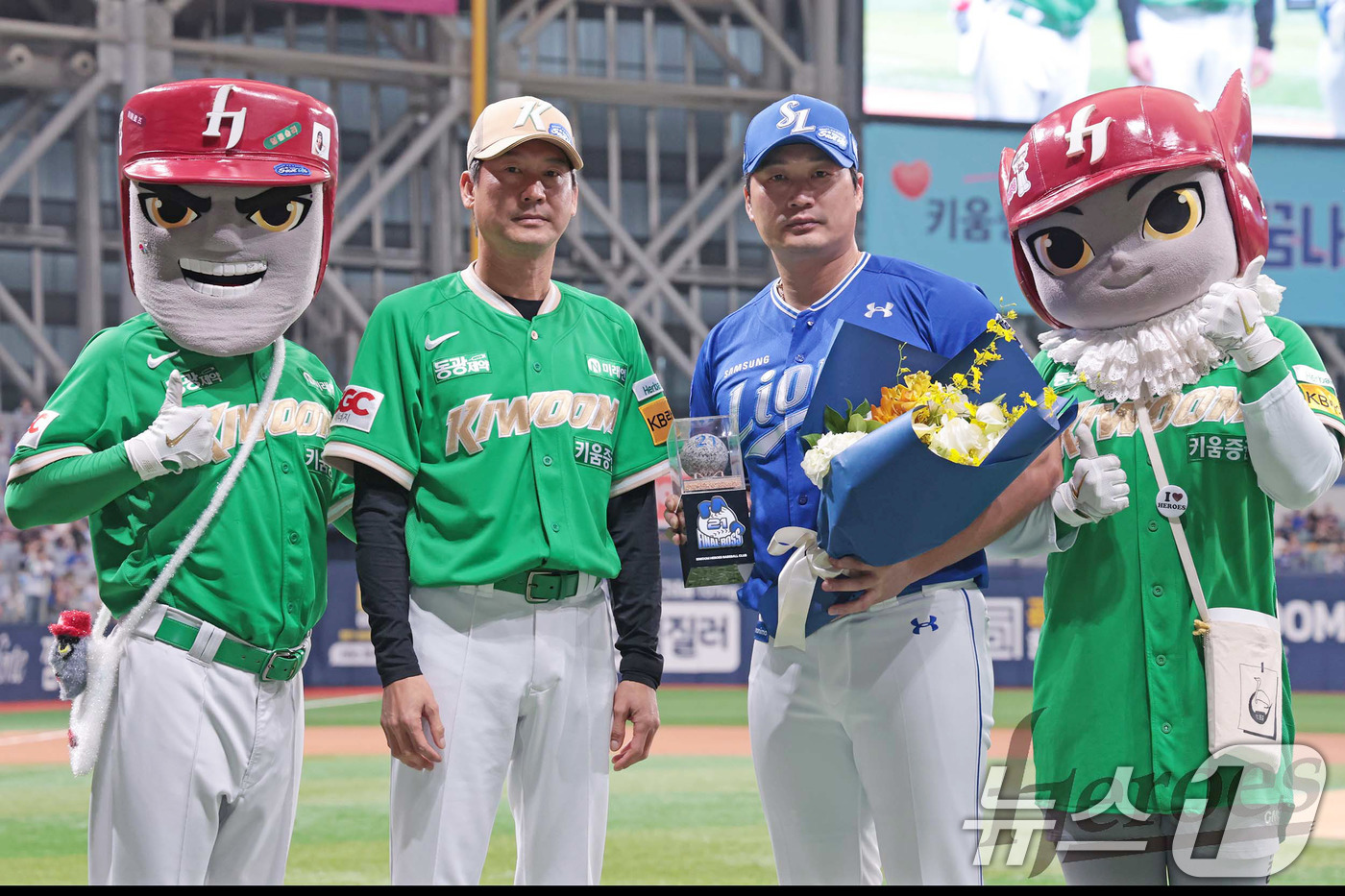 (서울=뉴스1) 박지혜 기자 = 키움 구단이 28일 서울 고척스카이돔에서 열린 삼성 라이온즈전에 앞서 은퇴 투어중인 오승환에게 선물과 꽃다발을 전달하고 있다.이날 행사에서 키움은 …