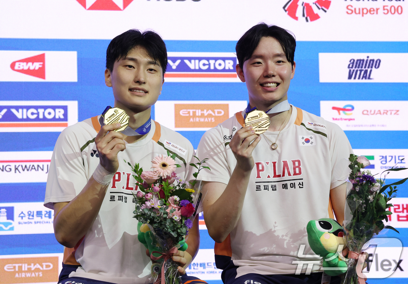(수원=뉴스1) 김영운 기자 = 김원호, 서승재가 28일 경기 수원시 장안구 수원종합운동장에서 열린 '2025 세계배드민턴연맹(BWF) 월드 투어 코리아오픈(슈퍼 500)' 남자복 …