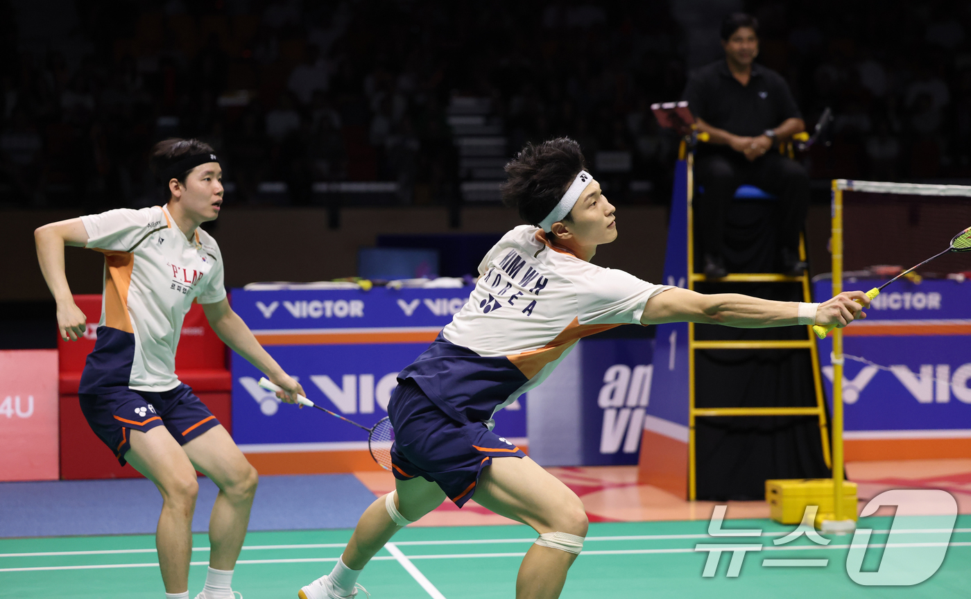 (수원=뉴스1) 김영운 기자 = 김원호, 서승재가 28일 경기 수원시 장안구 수원종합운동장에서 열린 '2025 세계배드민턴연맹(BWF) 월드 투어 코리아오픈(슈퍼 500)' 남자복 …