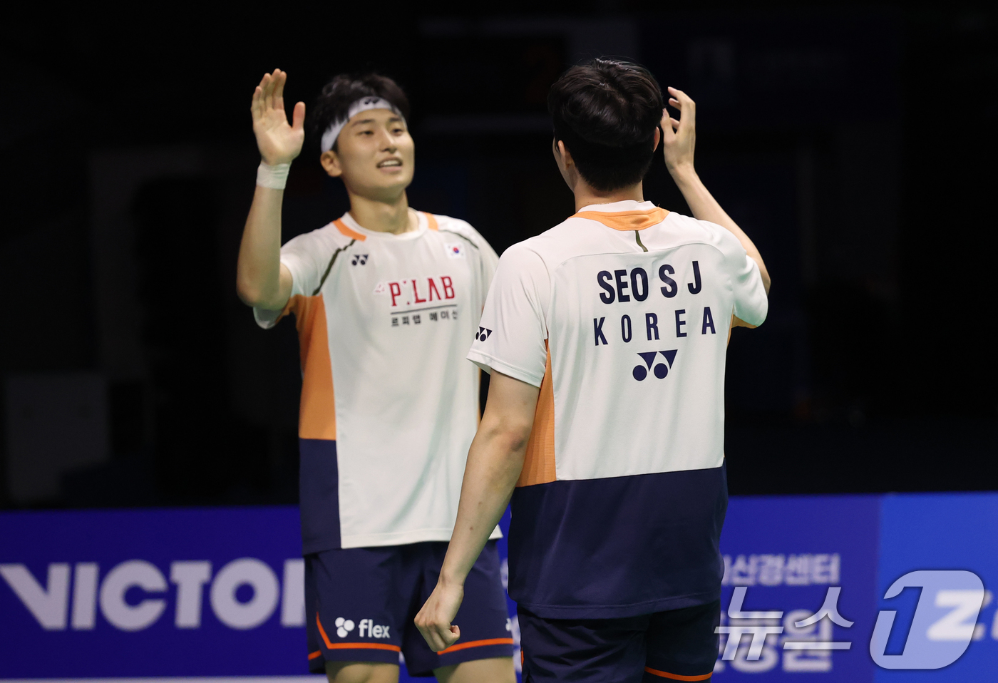 (수원=뉴스1) 김영운 기자 = 김원호, 서승재가 28일 경기 수원시 장안구 수원종합운동장에서 열린 '2025 세계배드민턴연맹(BWF) 월드 투어 코리아오픈(슈퍼 500)' 남자복 …