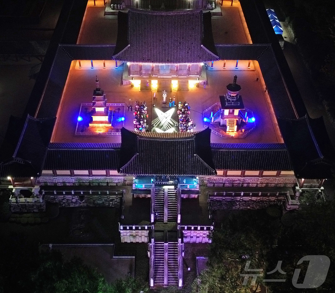 (경주=뉴스1)  사진공동취재단 = '2025 세계유산축전'을 맞아 지난 25~27일 사흘간 경주 불국사 청운교와 백운교에서 '빛으로 쓰는 이야기 IN 불국사'행사가 열렸다. 이번 …