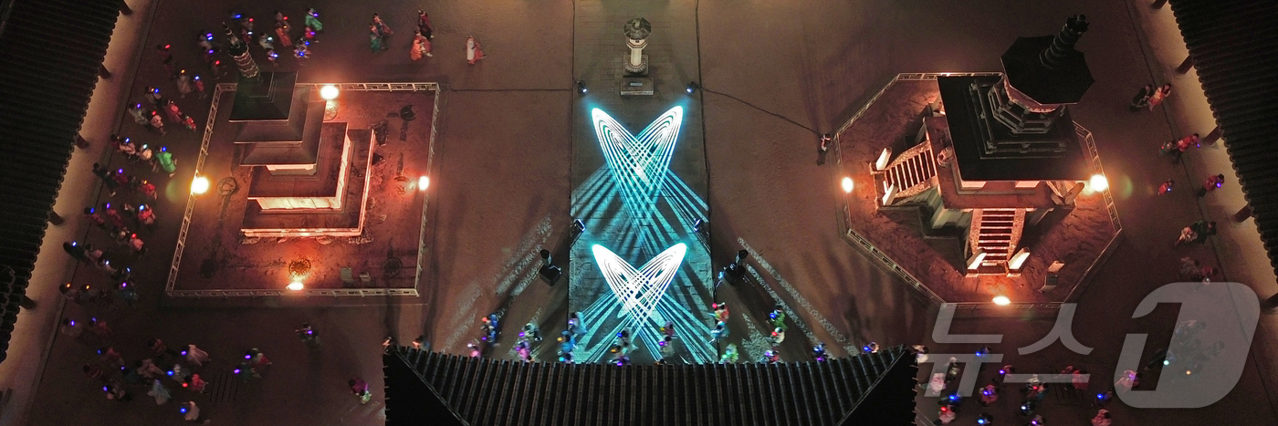 (경주=뉴스1)  사진공동취재단 = '2025 세계유산축전'을 맞아 지난 25~27일 사흘간 경주 불국사 청운교와 백운교에서 '빛으로 쓰는 이야기 IN 불국사'행사가 열렸다. 이번 …