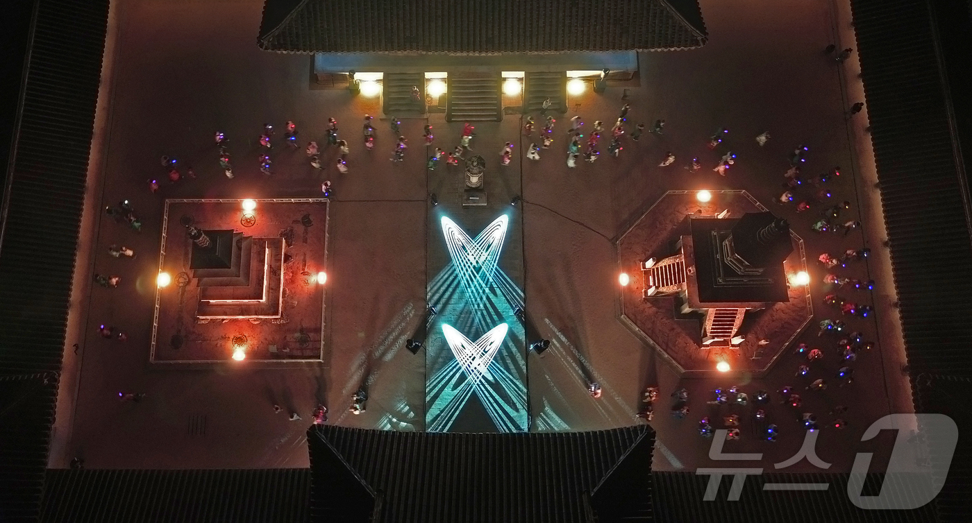 (경주=뉴스1)  사진공동취재단 = '2025 세계유산축전'을 맞아 지난 25~27일 사흘간 경주 불국사 청운교와 백운교에서 '빛으로 쓰는 이야기 IN 불국사'행사가 열렸다. 이번 …