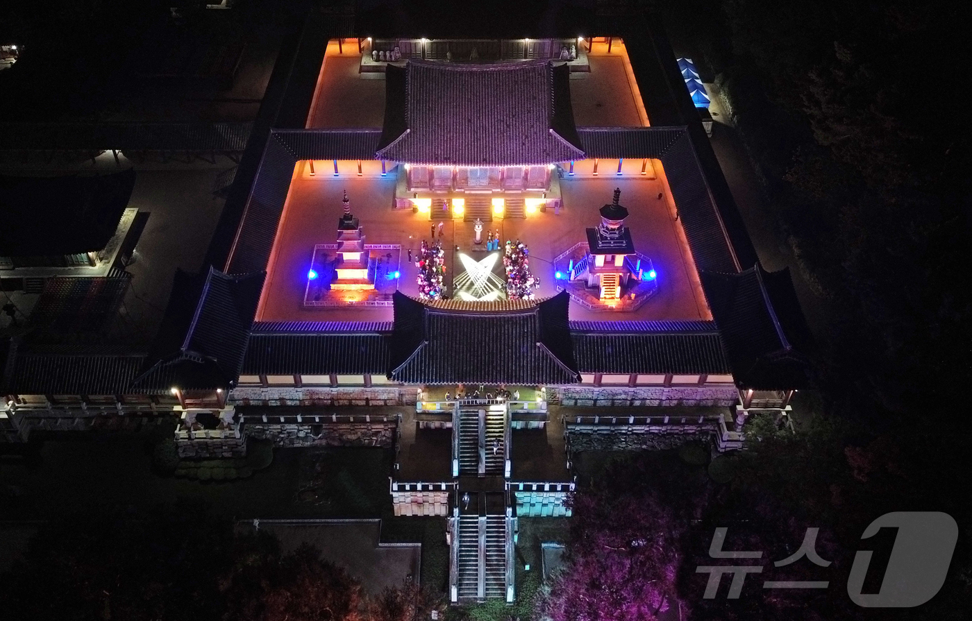 (경주=뉴스1)  사진공동취재단 = '2025 세계유산축전'을 맞아 지난 25~27일 사흘간 경주 불국사 청운교와 백운교에서 '빛으로 쓰는 이야기 IN 불국사'행사가 열렸다. 이번 …