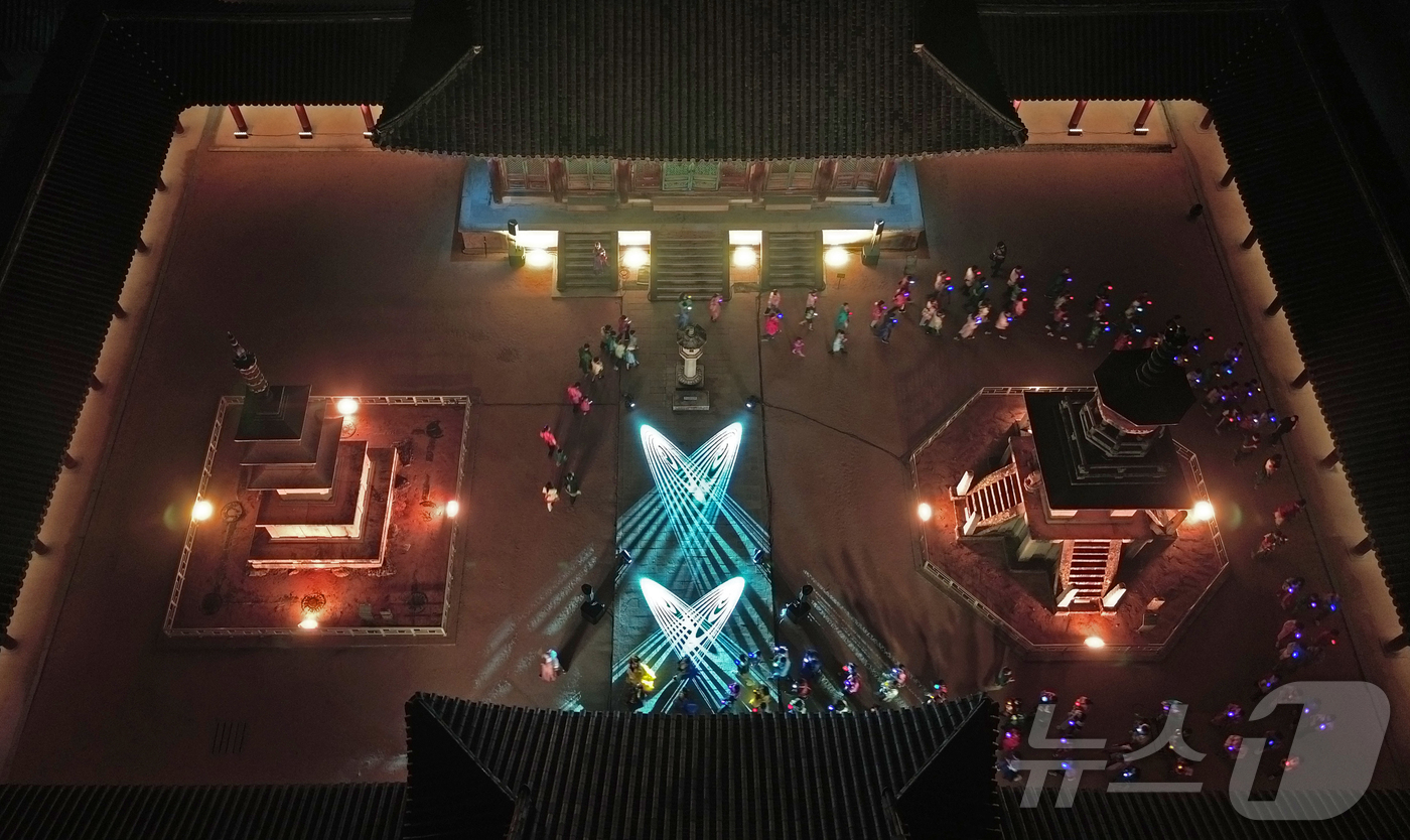 (경주=뉴스1)  사진공동취재단 = '2025 세계유산축전'을 맞아 지난 25~27일 사흘간 경주 불국사 청운교와 백운교에서 '빛으로 쓰는 이야기 IN 불국사'행사가 열렸다. 이번 …