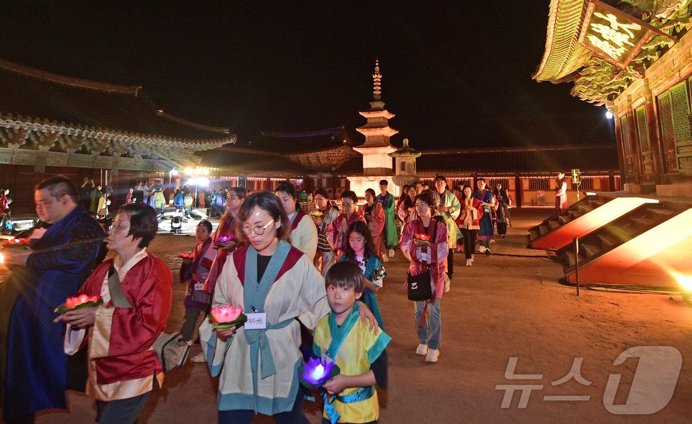 (경주=뉴스1)  사진공동취재단 = '2025 세계유산축전'을 맞아 지난 25~27일 사흘간 경주 불국사 청운교와 백운교에서 '빛으로 쓰는 이야기 IN 불국사'행사가 열렸다. 이번 …