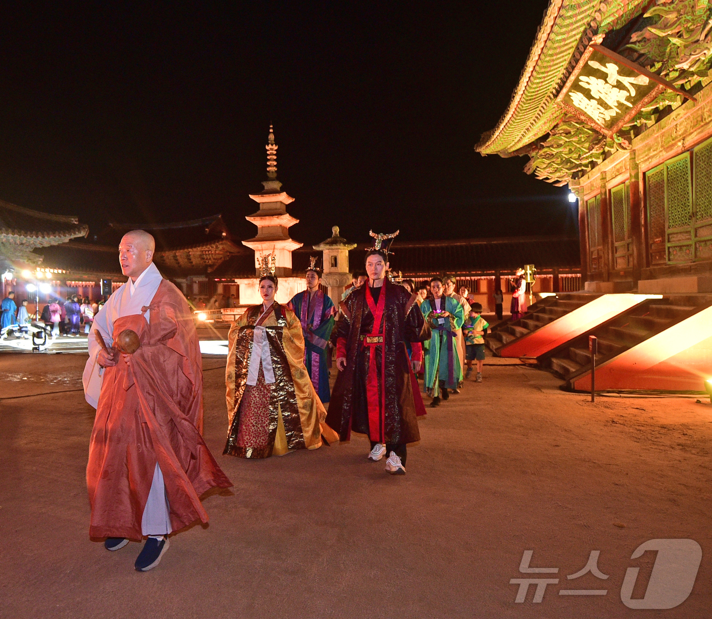 (경주=뉴스1)  사진공동취재단 = '2025 세계유산축전'을 맞아 지난 25~27일 사흘간 경주 불국사 청운교와 백운교에서 '빛으로 쓰는 이야기 IN 불국사'행사가 열렸다. 이번 …