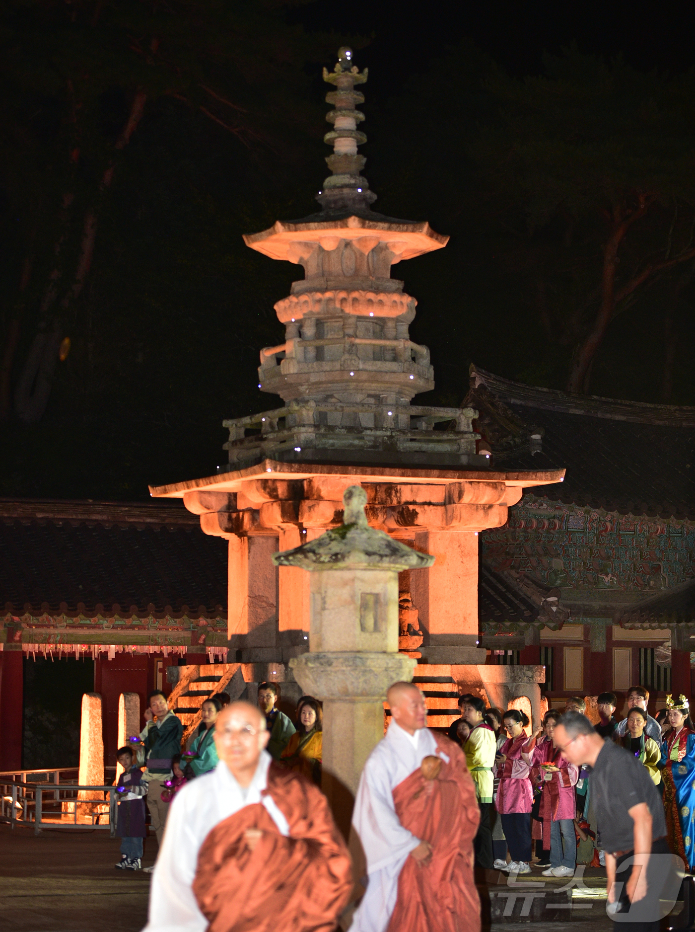 (경주=뉴스1)  사진공동취재단 = '2025 세계유산축전'을 맞아 지난 25~27일 사흘간 경주 불국사 청운교와 백운교에서 '빛으로 쓰는 이야기 IN 불국사'행사가 열렸다. 이번 …