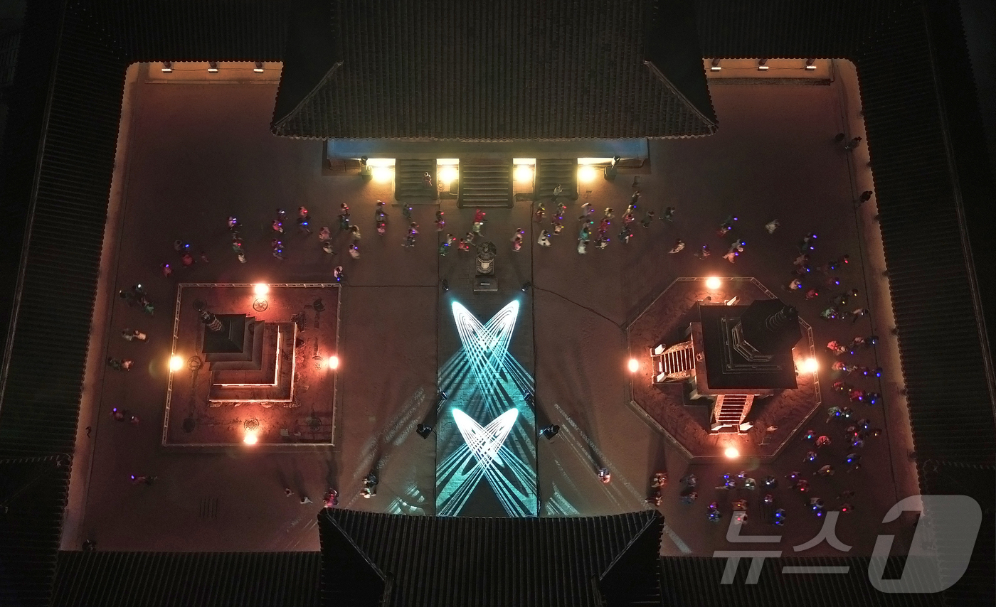 (경주=뉴스1)  사진공동취재단 = '2025 세계유산축전'을 맞아 지난 25~27일 사흘간 경주 불국사 청운교와 백운교에서 '빛으로 쓰는 이야기 IN 불국사'행사가 열렸다. 이번 …