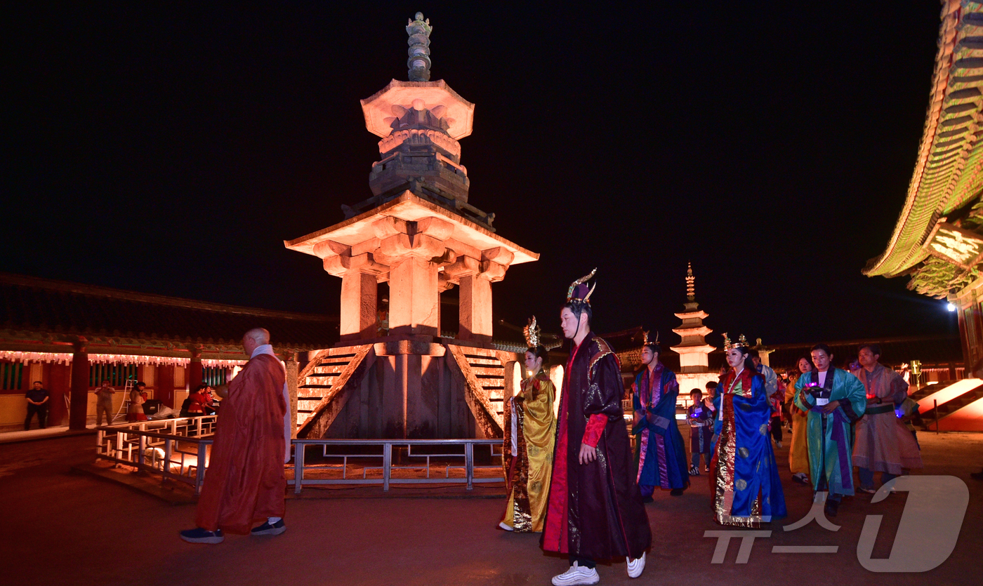 (경주=뉴스1)  사진공동취재단 = '2025 세계유산축전'을 맞아 지난 25~27일 사흘간 경주 불국사 청운교와 백운교에서 '빛으로 쓰는 이야기 IN 불국사'행사가 열렸다. 이번 …