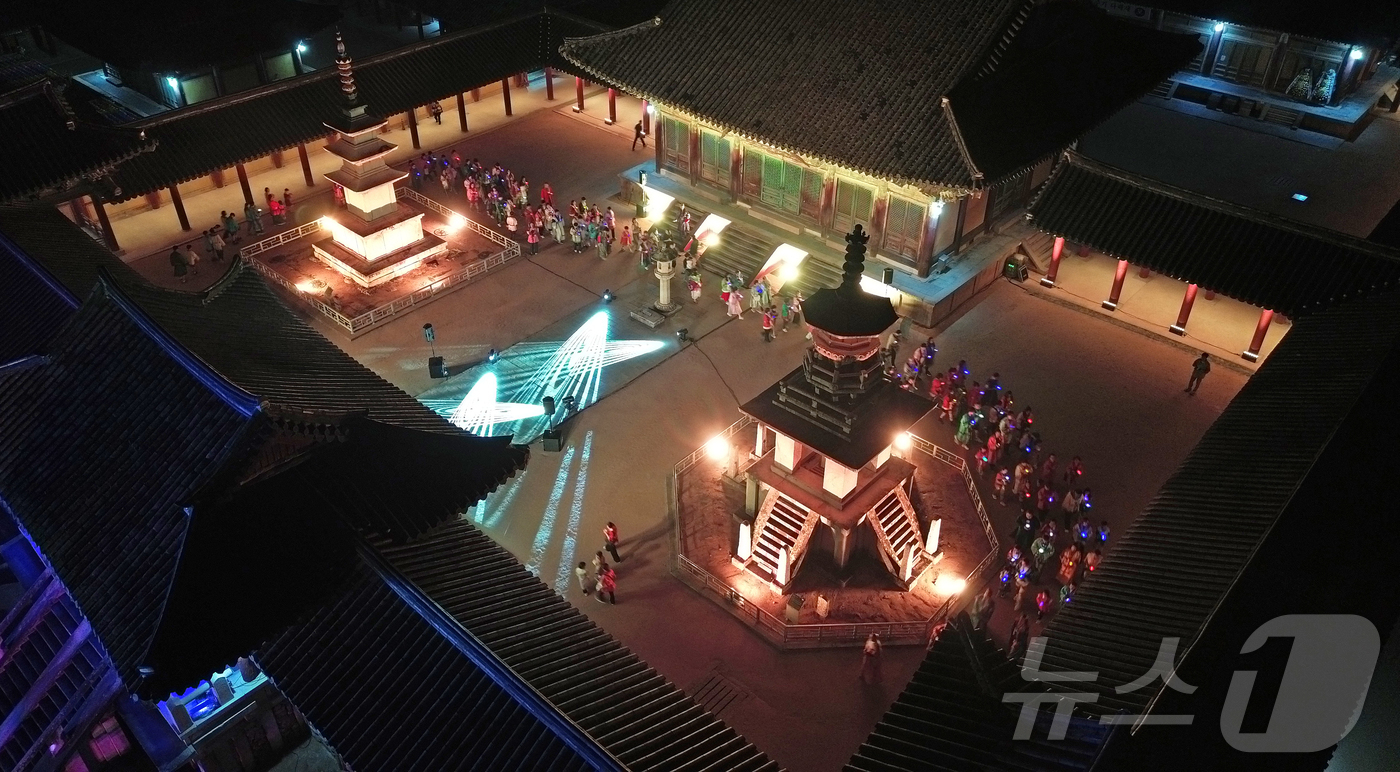 (경주=뉴스1)  사진공동취재단 = '2025 세계유산축전'을 맞아 지난 25~27일 사흘간 경주 불국사 청운교와 백운교에서 '빛으로 쓰는 이야기 IN 불국사'행사가 열렸다. 이번 …