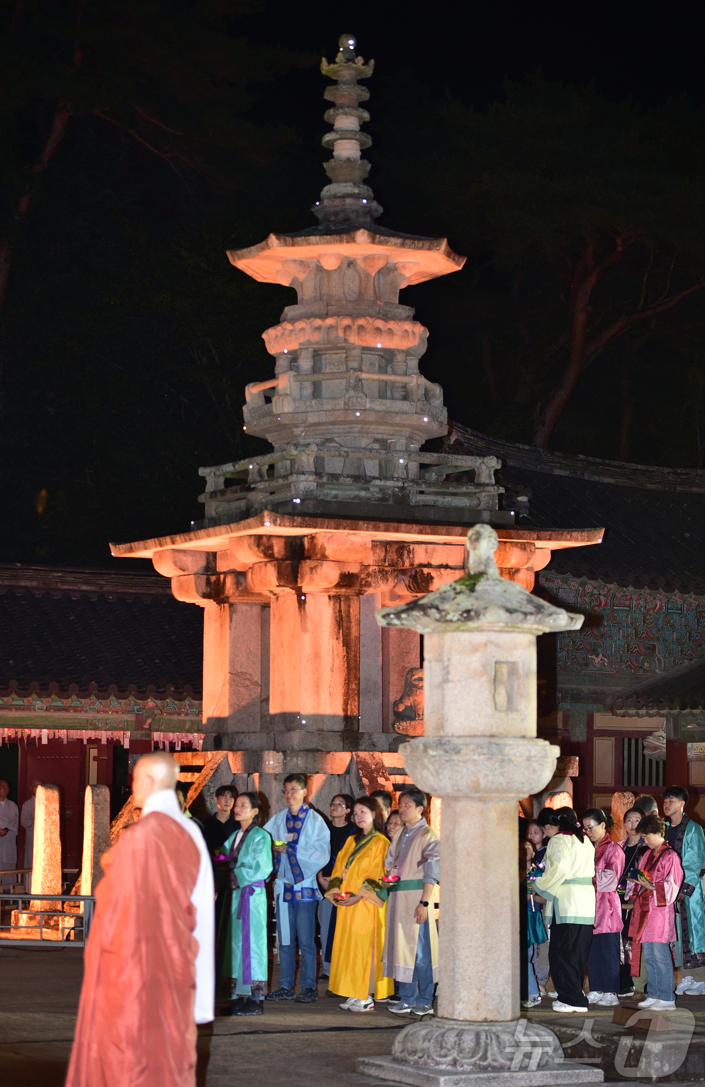 (경주=뉴스1) 사진공동취재단 = '2025 세계유산축전'을 맞아 지난 25~27일 사흘간 경주 불국사 청운교와 백운교에서 '빛으로 쓰는 이야기 IN 불국사'행사가 열렸다. 이번 …