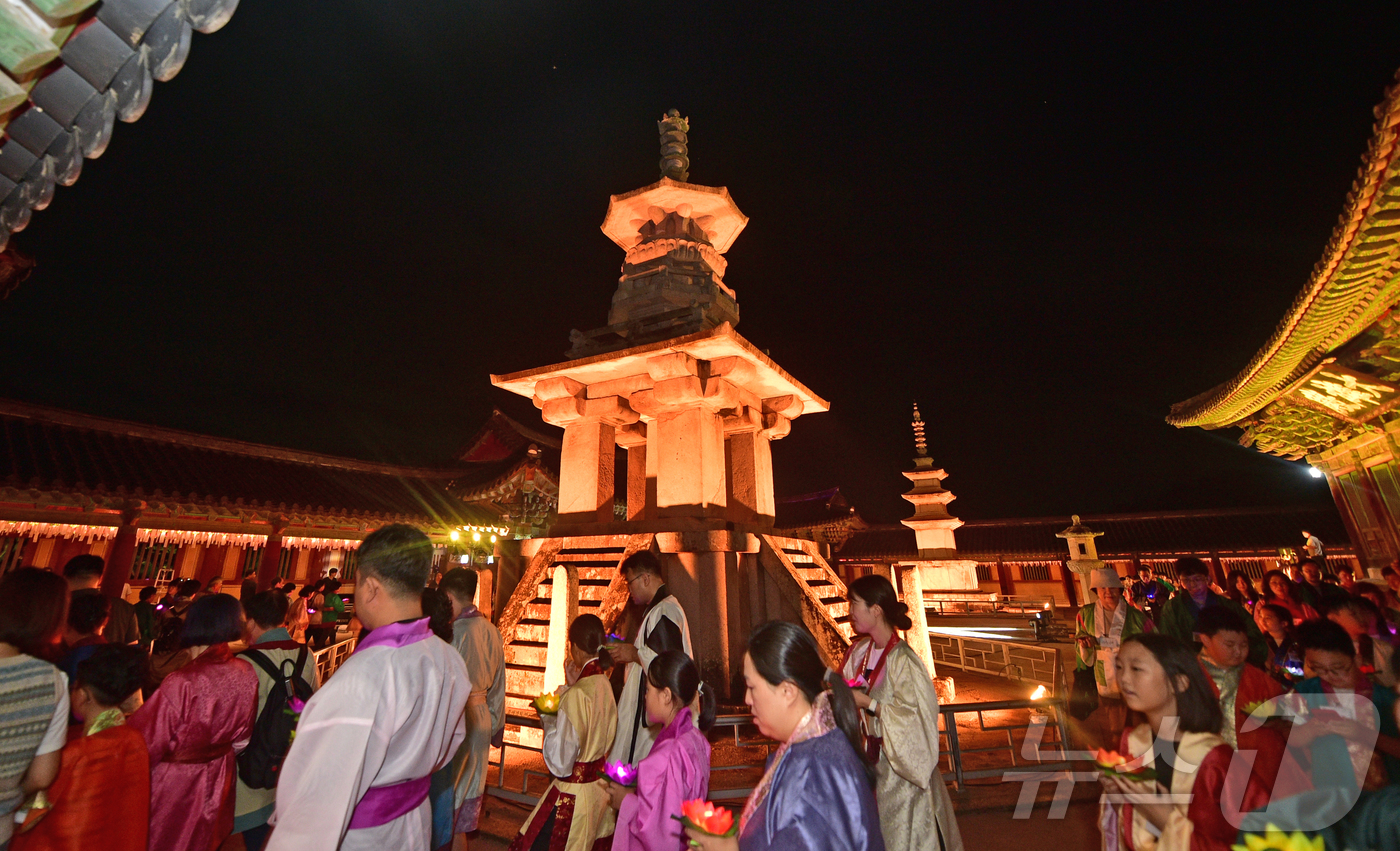 (경주=뉴스1)  사진공동취재단 = '2025 세계유산축전'을 맞아 지난 25~27일 사흘간 경주 불국사 청운교와 백운교에서 '빛으로 쓰는 이야기 IN 불국사'행사가 열렸다. 이번 …